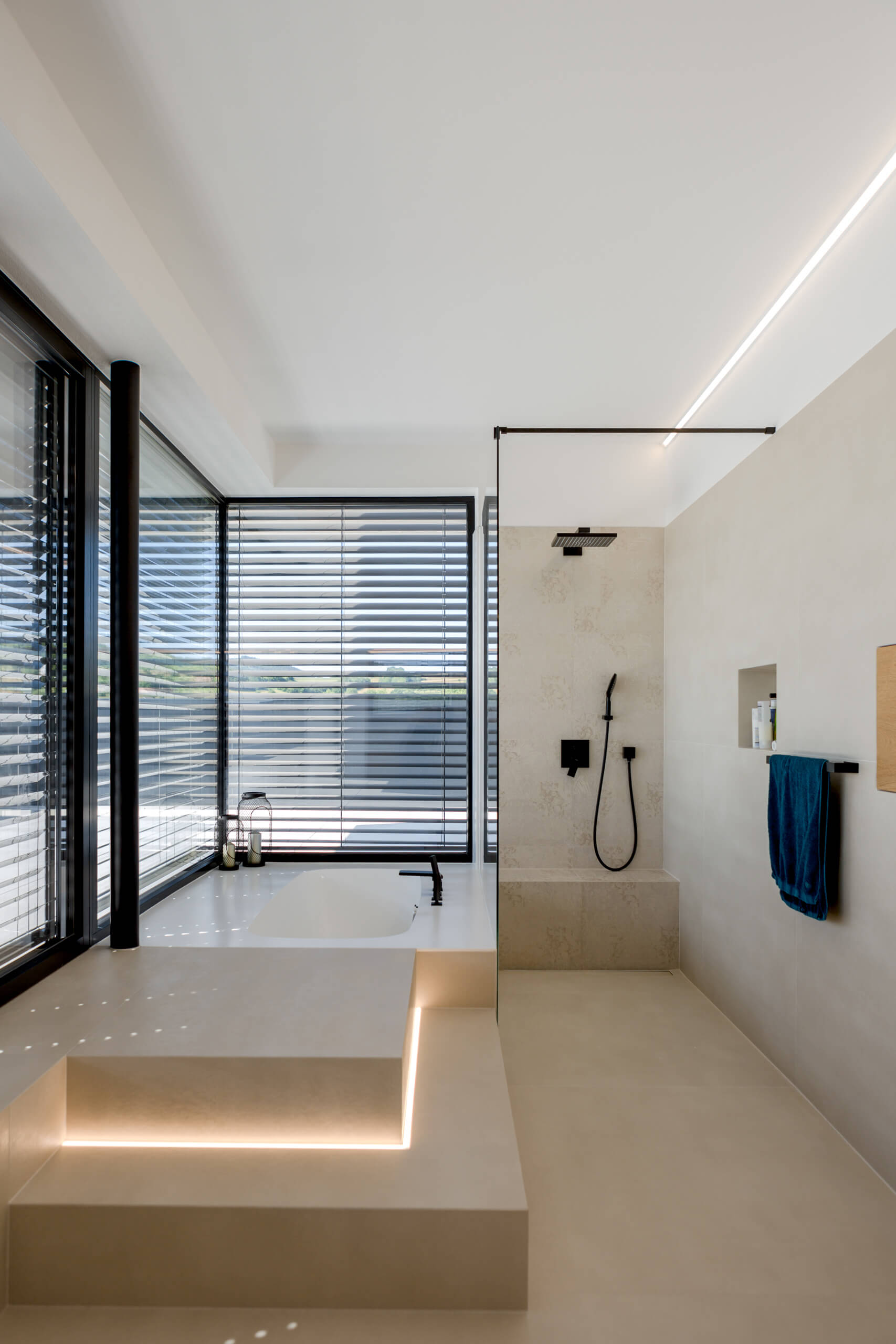 Moderne Luxusbad-Lichtberechnung mit Badewanne, Dusche und indirekter Beleuchtung