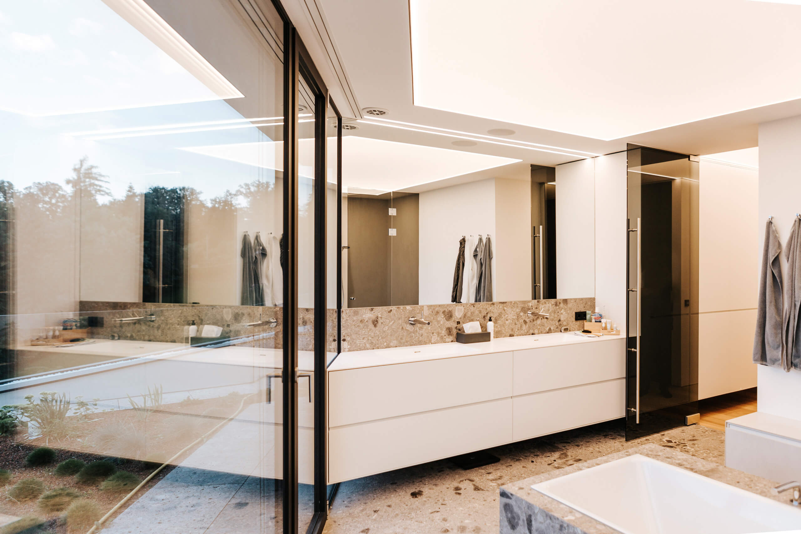 Modernes Badezimmer Doppelwaschtisch und Glasfront