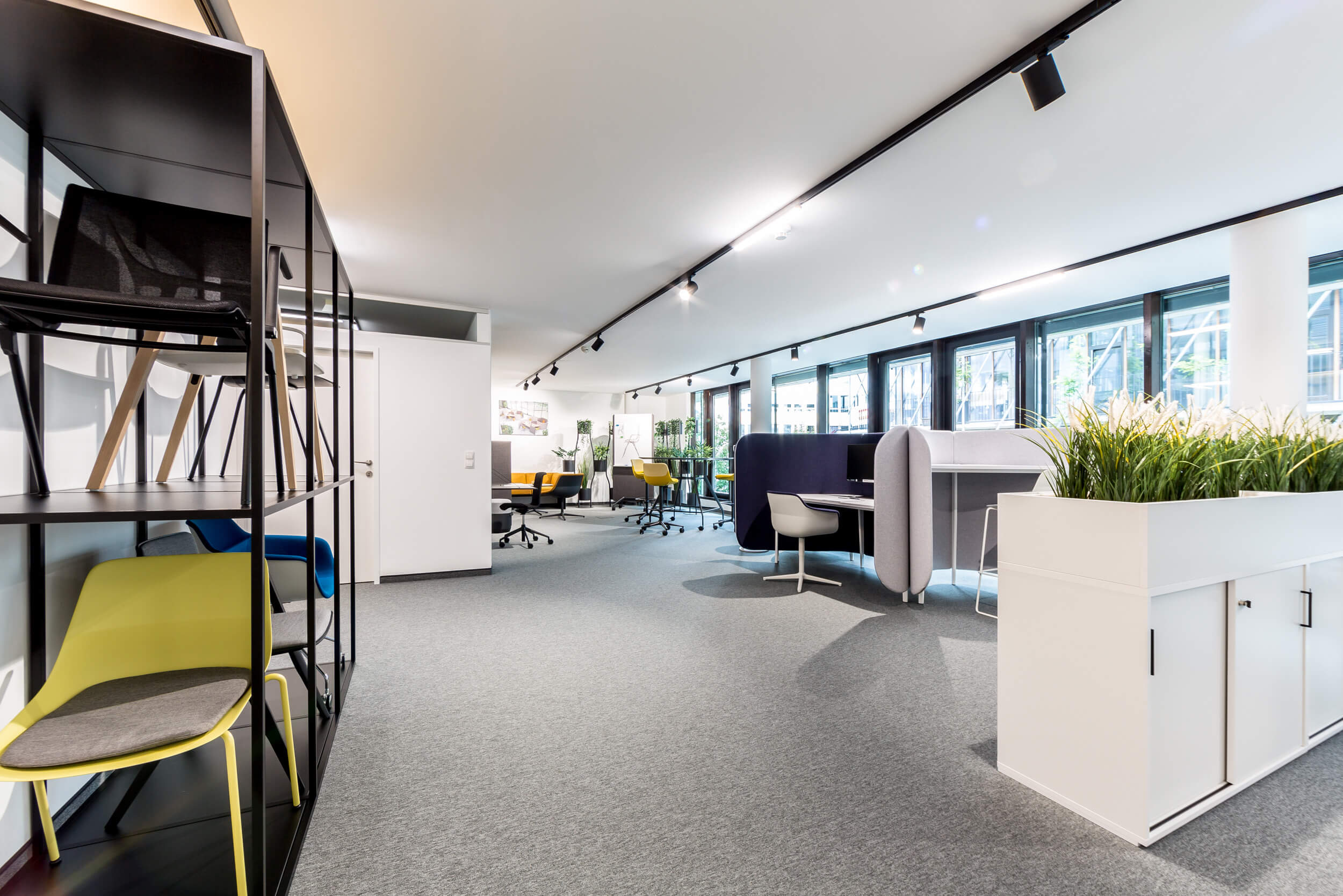 Moderne Bürogestaltung mit Fokus auf Lichtplanung für Gewerberäume von Illumina.