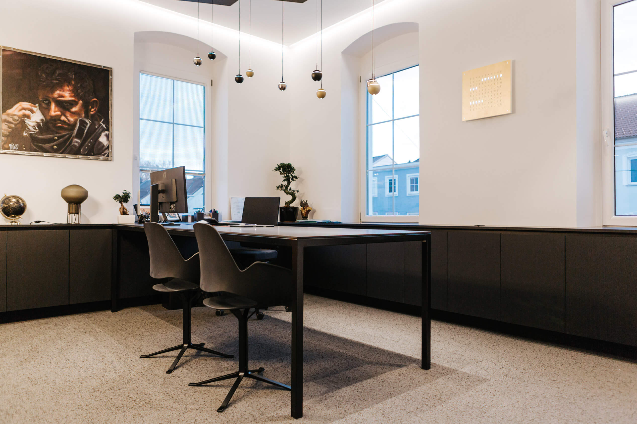 Modernes Büro mit stilvoller Beleuchtung und Schreibtisch