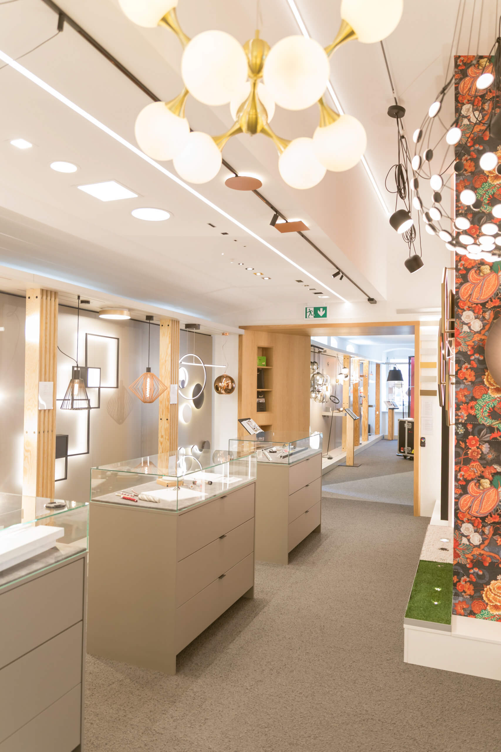 Leuchtenhandel Privat: Vielfältige Designerleuchten in modernem Showroom