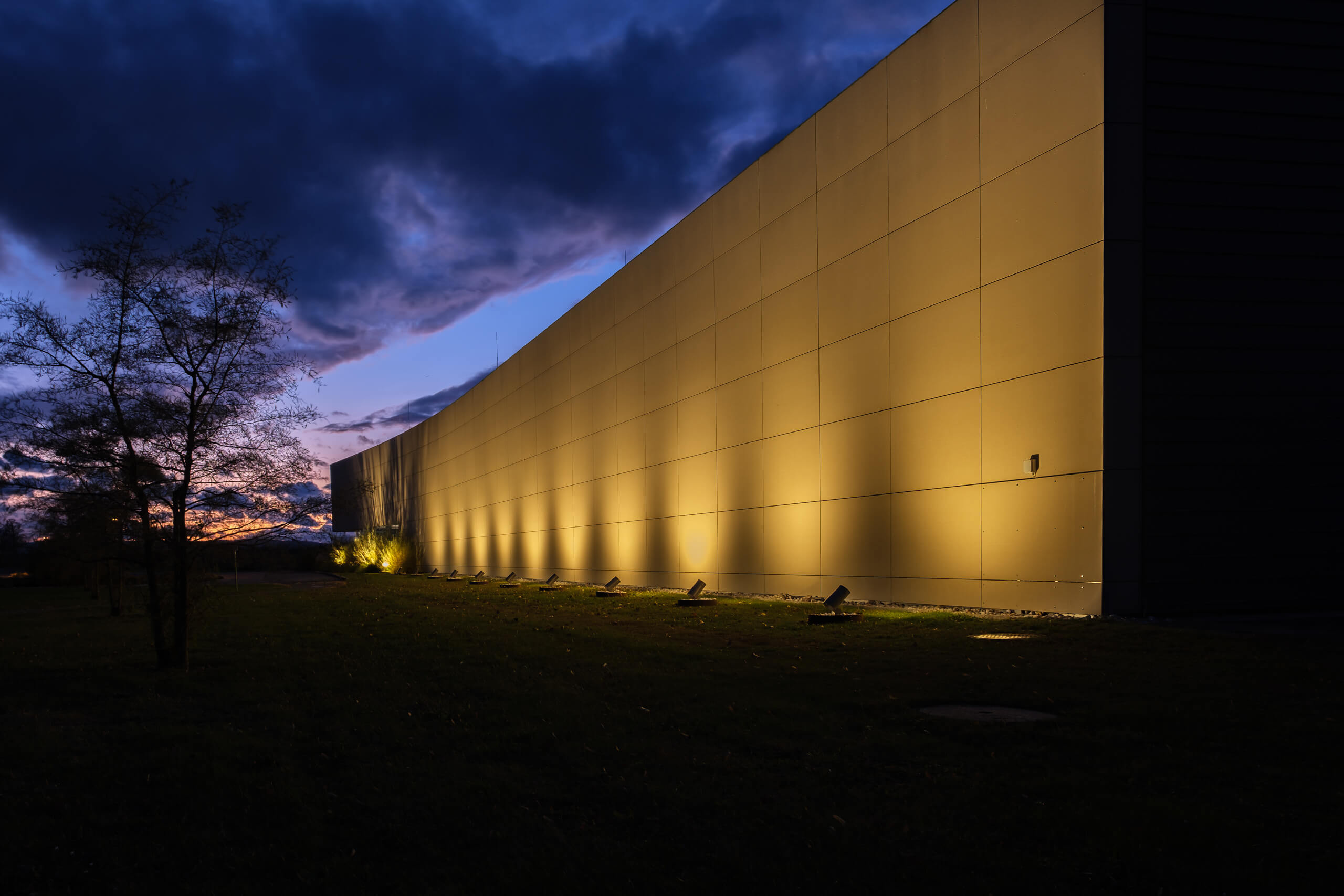 Moderne Fassadenbeleuchtung mit Akzentlicht – Lichtplanung Privat