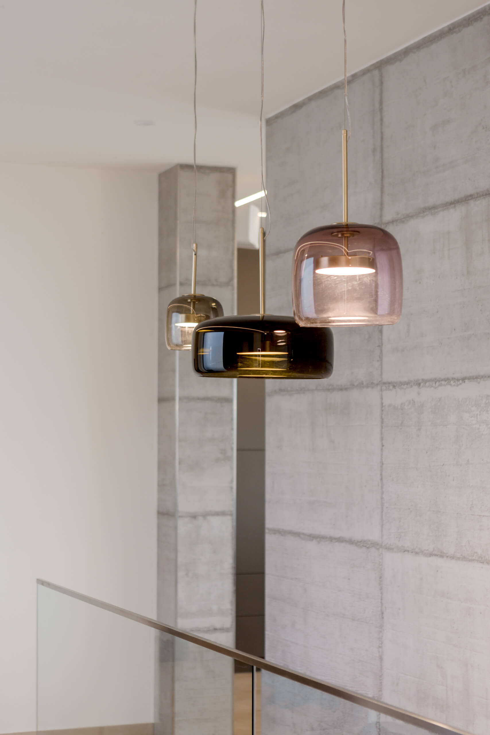 Moderne Hängeleuchten mit farbigem Glas – Lichtplanung in Österreich