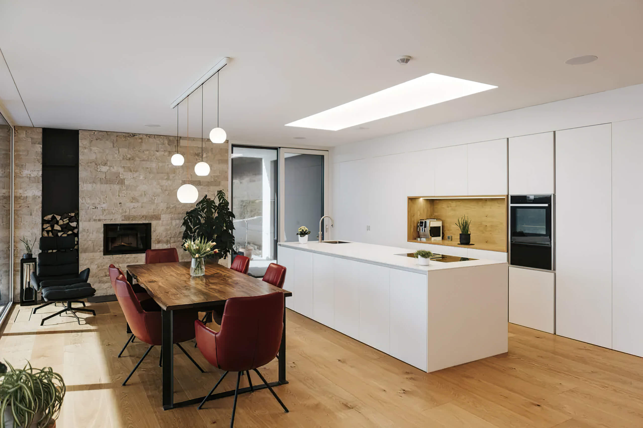 Moderne Küche mit Essbereich, Kamin und luxuriöser Beleuchtung