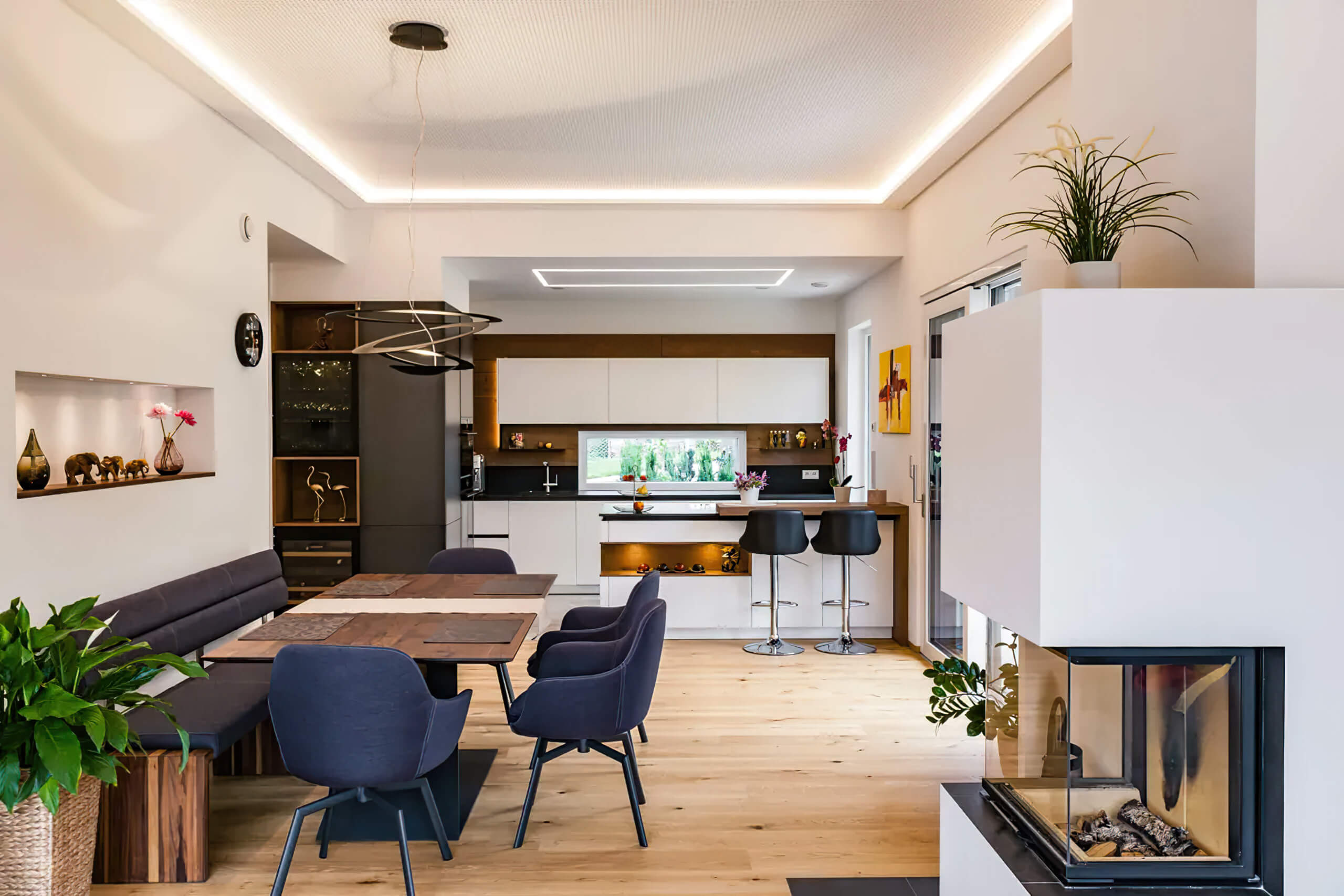 Moderne Wohnküche mit Essbereich, Bar und Kamin – Lichtplanung von Illumina.