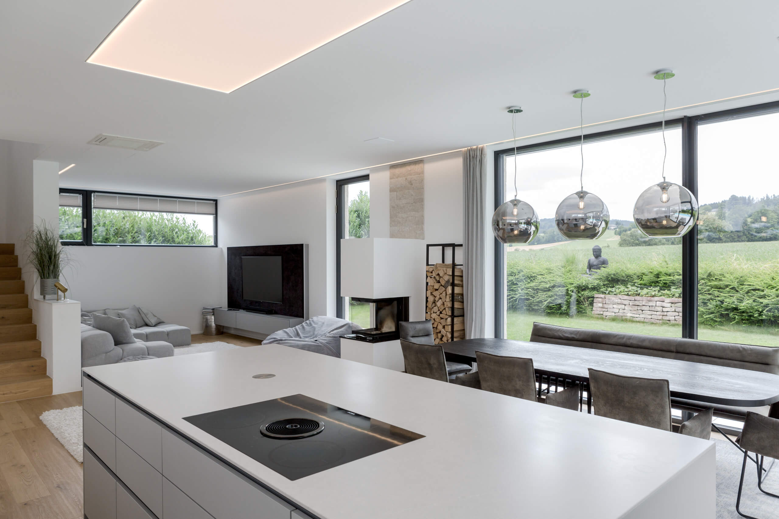 Modernes Wohnzimmer mit Essbereich, Kamin und großer Fensterfront – Lichtplanung von Illumina.