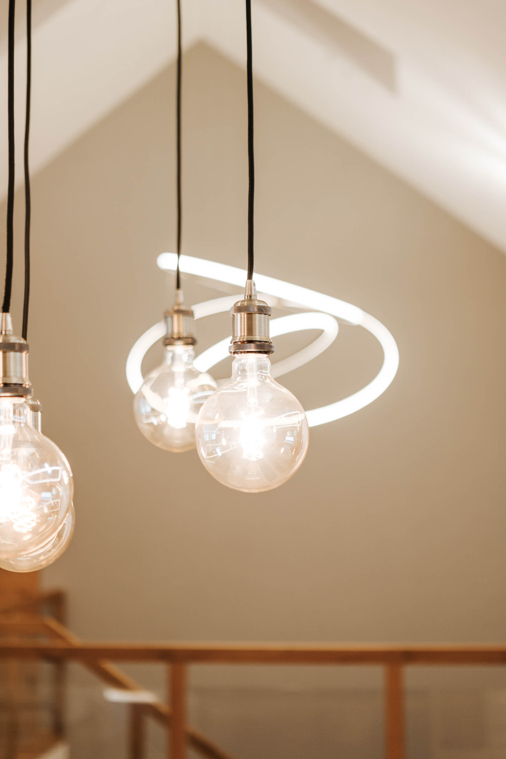 Moderne Lichtplanung mit Edison-Glühbirnen und Neonring – Privat