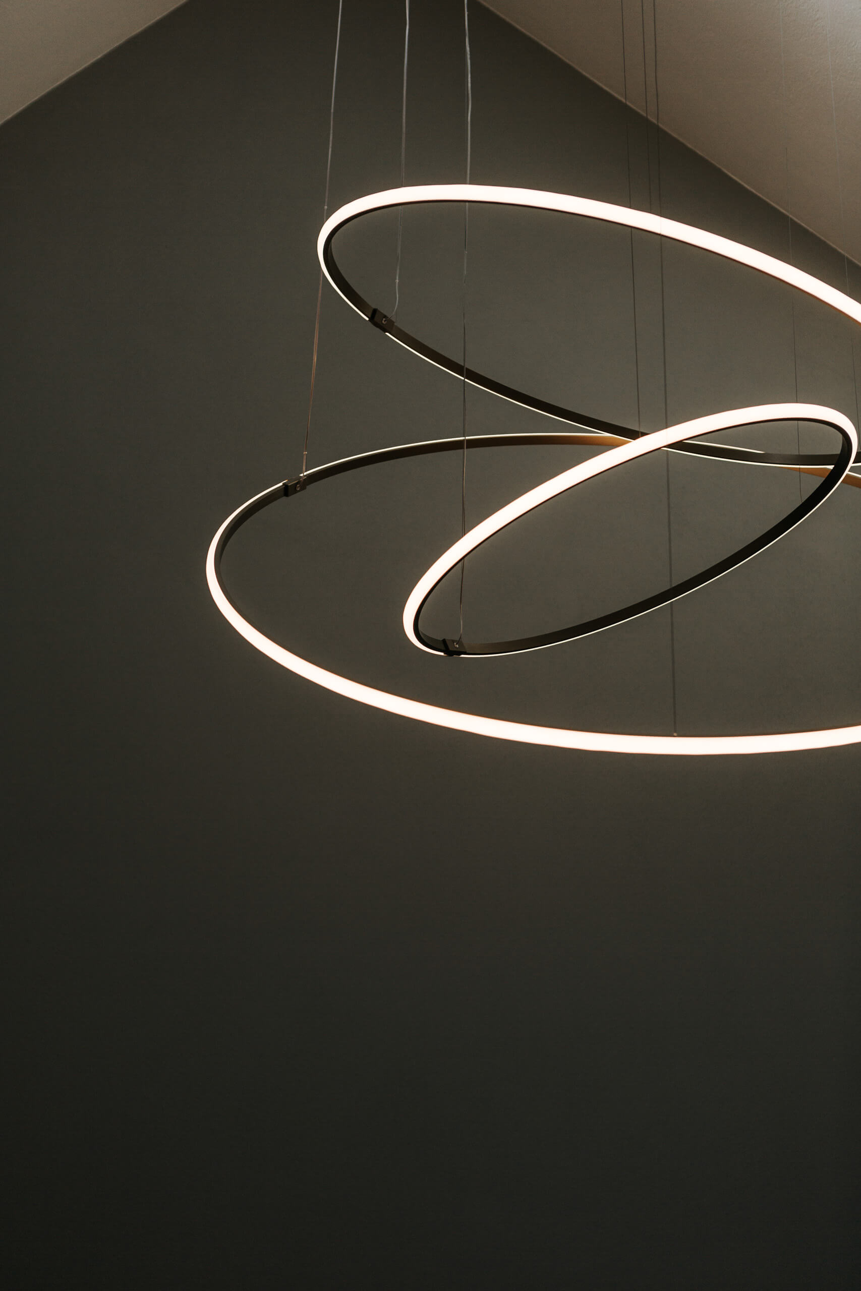 Moderne Hängeleuchten mit Ringen und warmweißem Licht – Lichtgutachten Privat