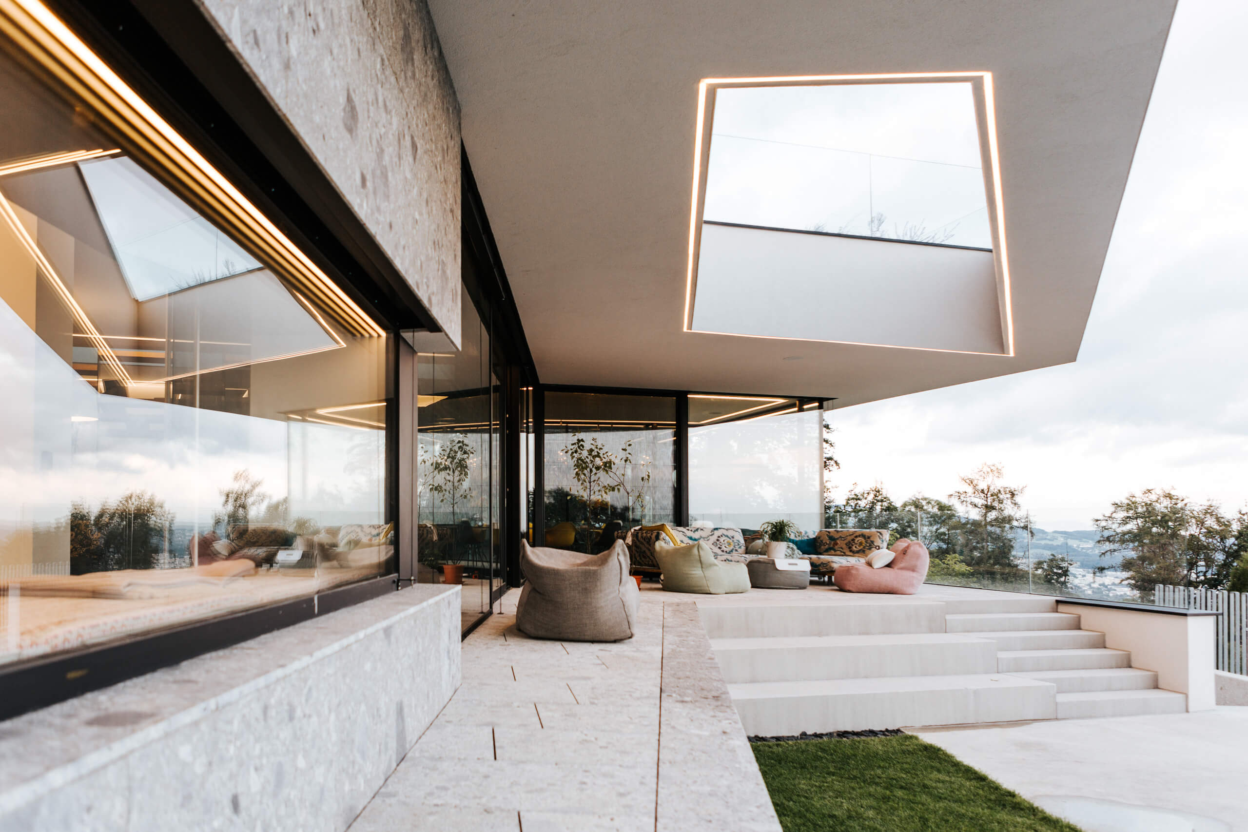 Moderne Terrasse mit integrierter LED-Beleuchtung und bequemen Sitzgelegenheiten