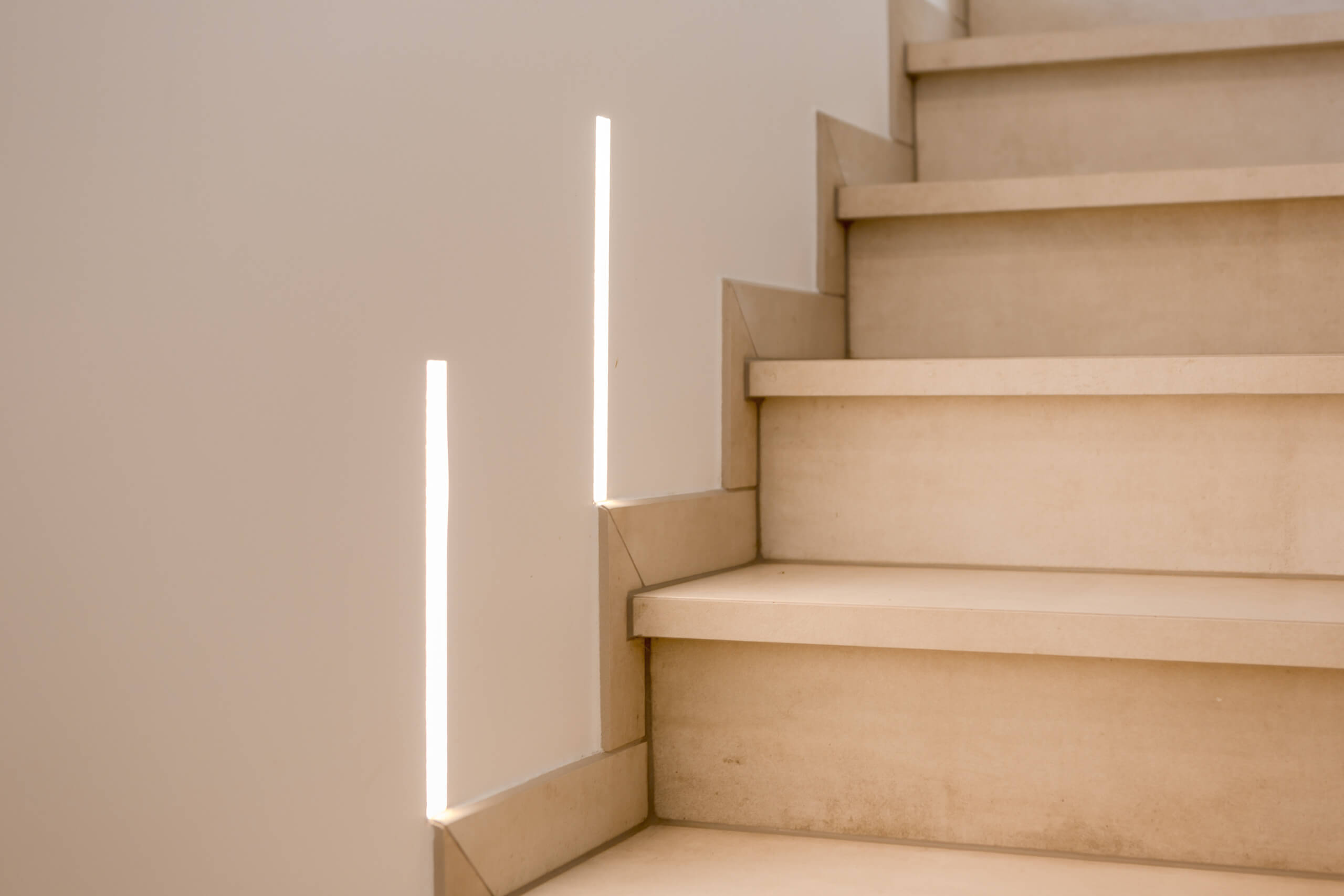 Moderne Treppe mit integrierter LED-Beleuchtung – Lichtberechnung Privat.