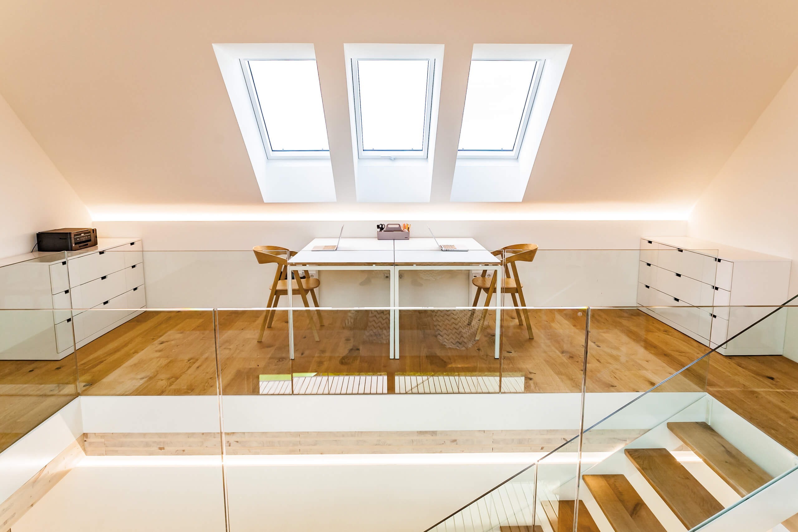 Helles Dachgeschoss-Büro mit Tageslicht durch Dachfenster, ideal für Lichtberechnung.