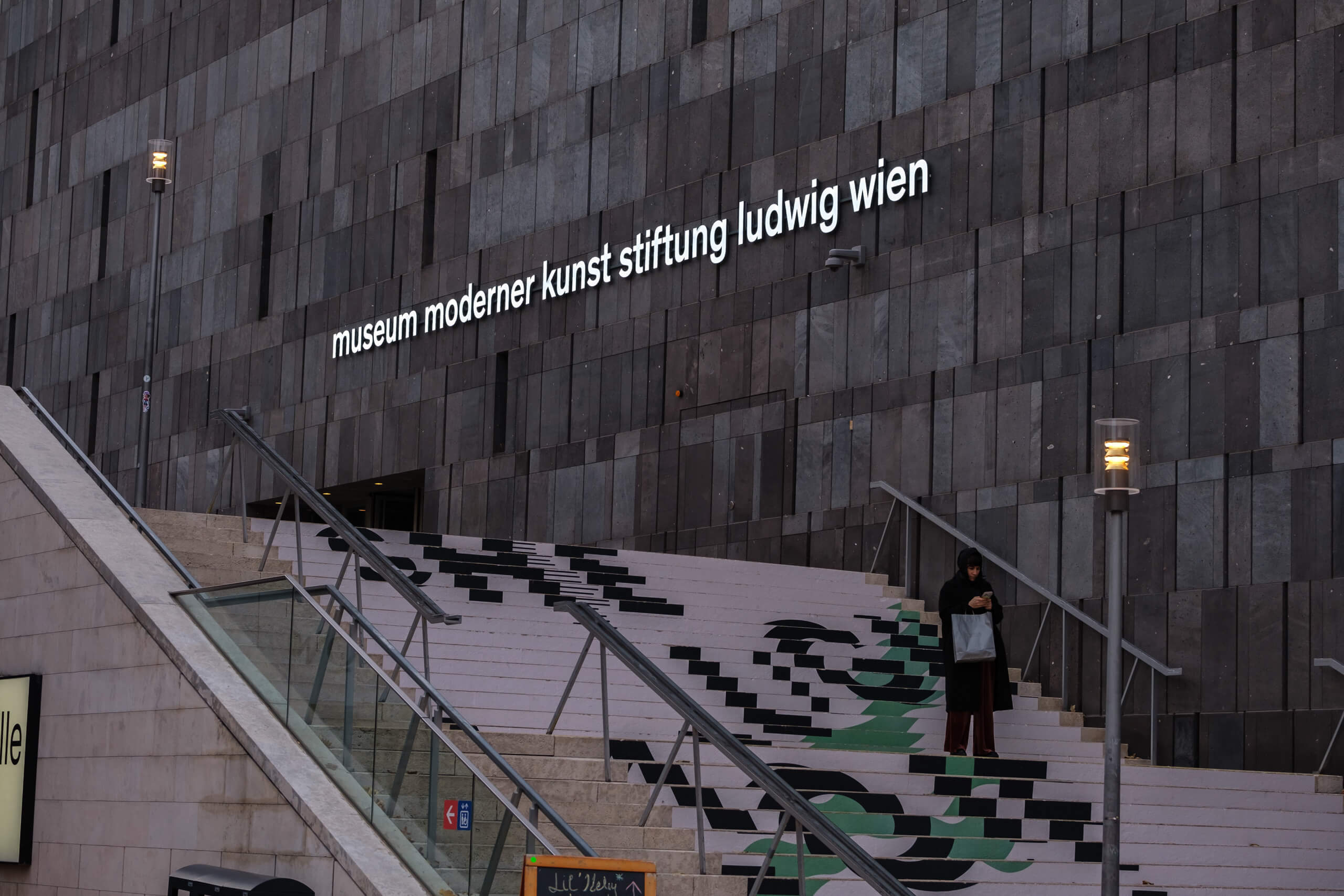 Museum Moderner Kunst Stiftung Ludwig Wien mit beleuchteter Treppe