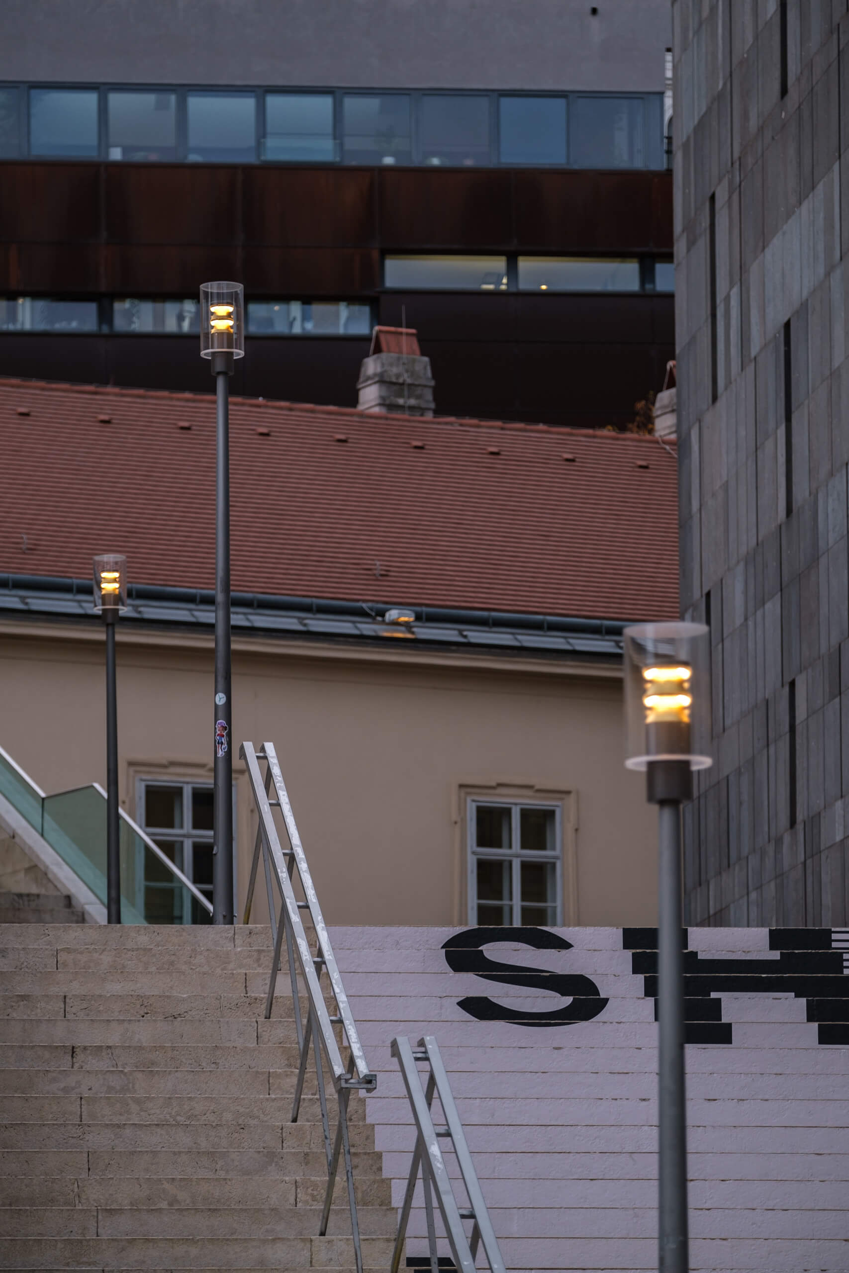 Beleuchtete Treppen und Gebäude mit modernen Laternen.
