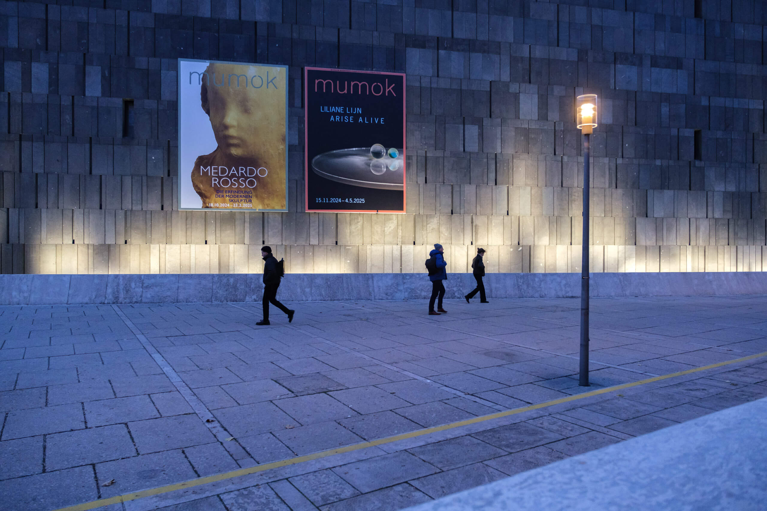 MUMOK Wien: Liliane Lijn Arise Alive Ausstellung auf Steinfassade mit Beleuchtung