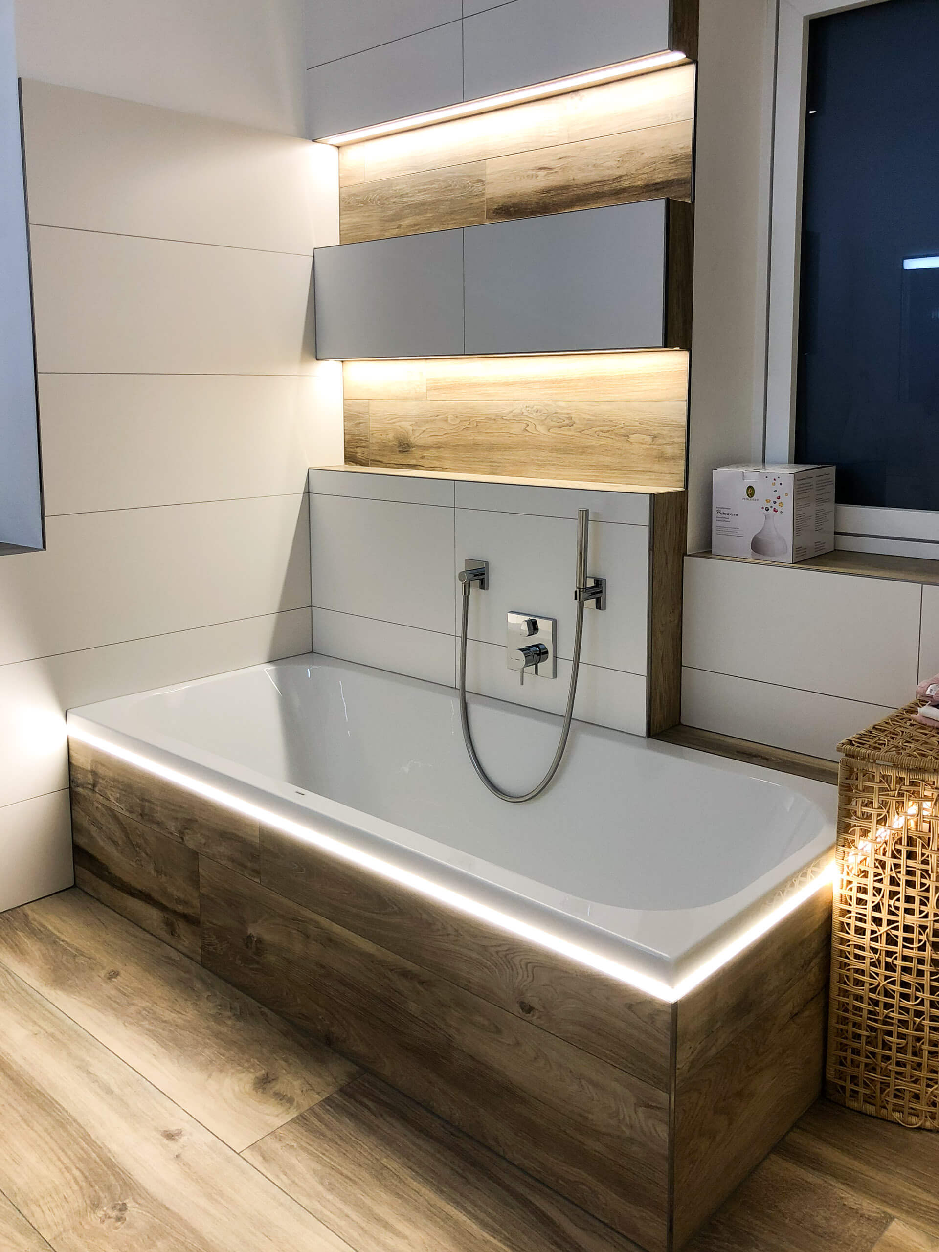 Modernes Badezimmer mit freistehender Badewanne und indirekter Beleuchtung