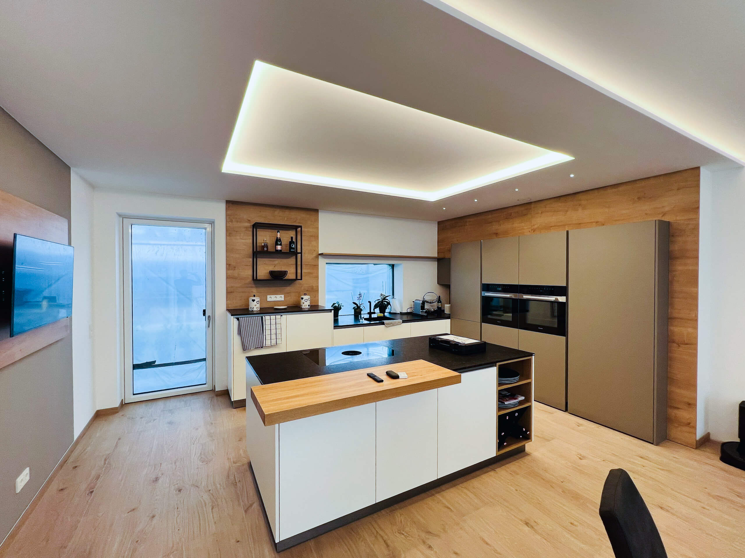 Moderne Küche mit Kochinsel und integrierter Beleuchtung, Lichtplanung von Illumina.