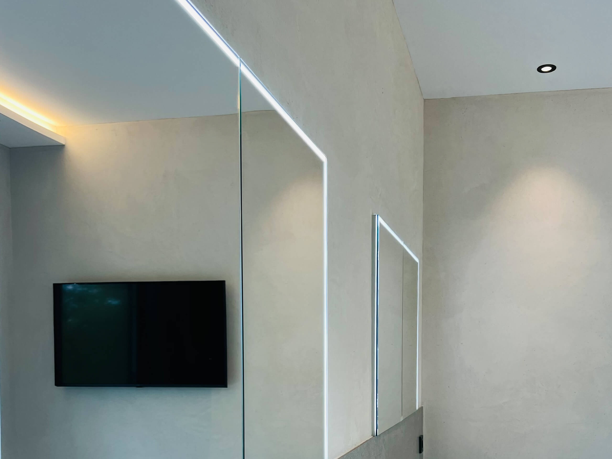 Moderne Wandgestaltung mit indirekter Beleuchtung und Wandleuchten von Illumina.