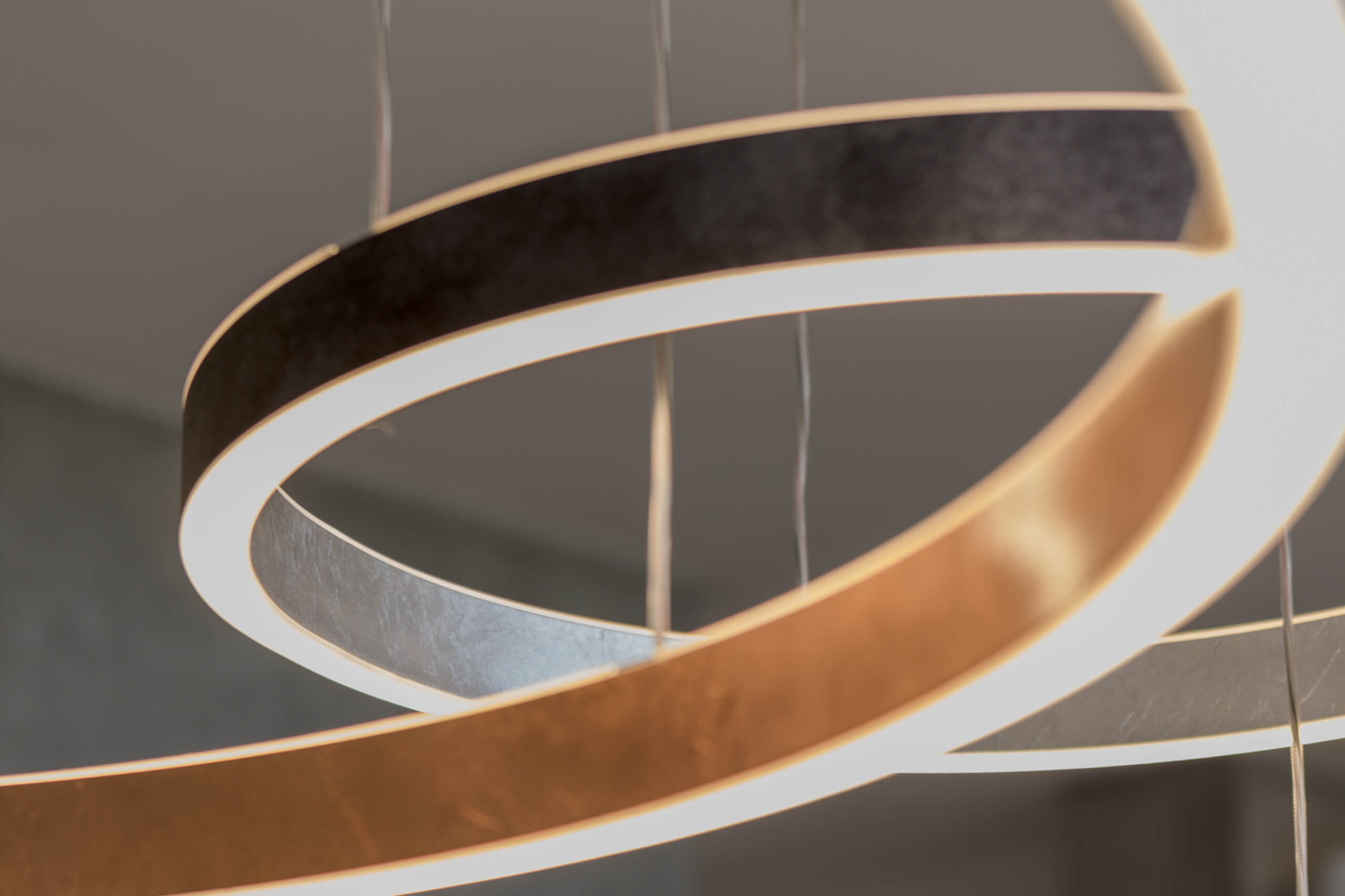 Moderne Hängeleuchten mit Ringen in Bronze und Anthrazit – Lichtplanung von Illumina
