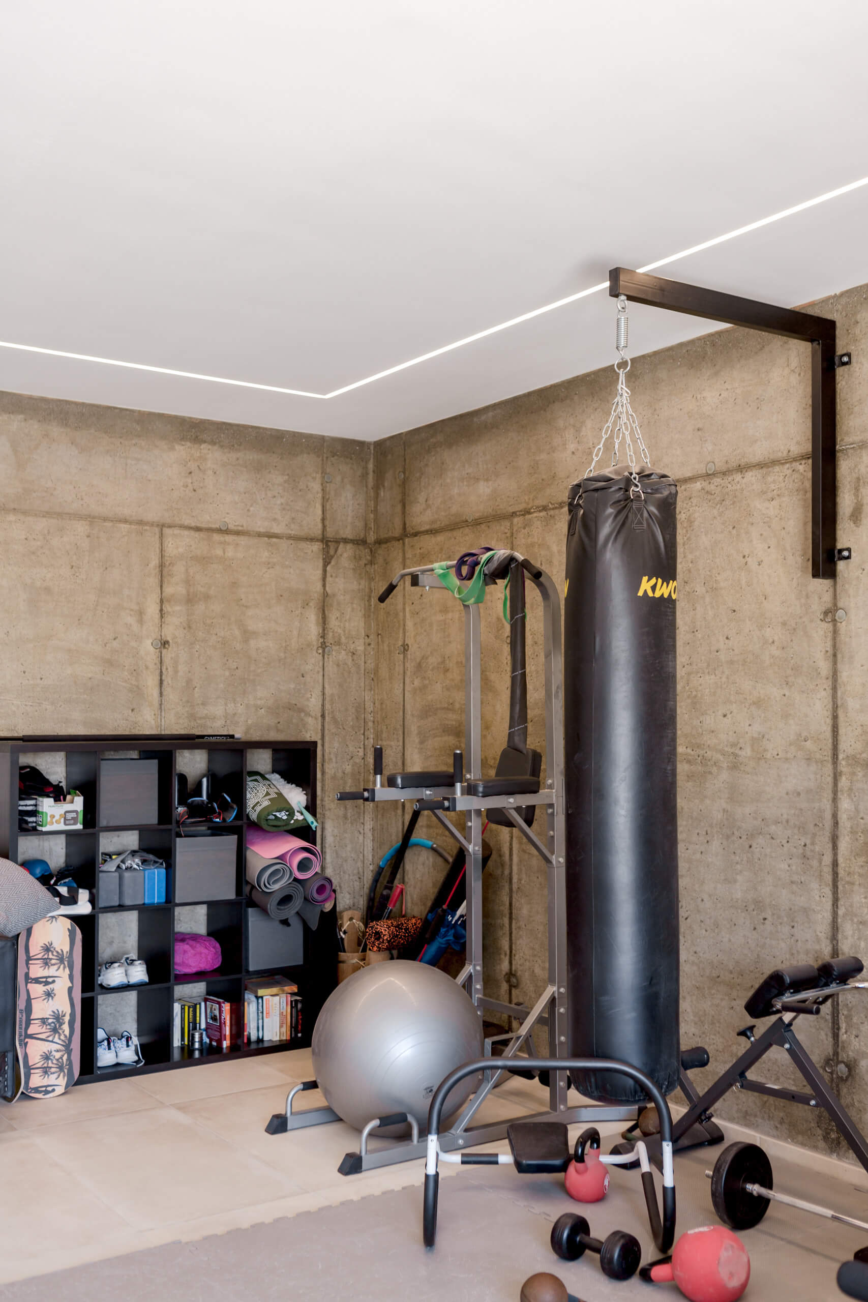 Heim-Fitnessstudio mit Boxsack, Hanteln und Trainingsgeräten