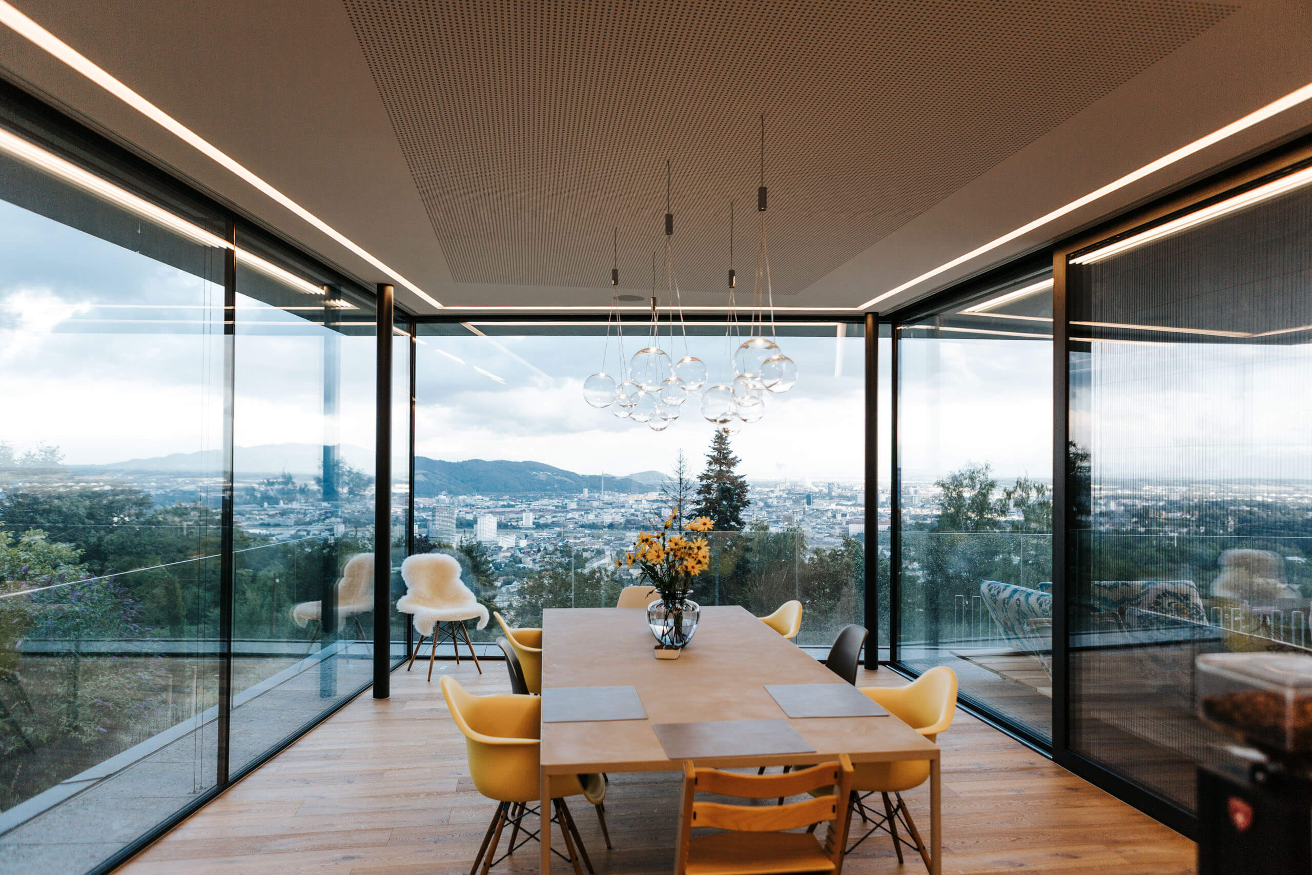Modernes Esszimmer mit Panoramablick und indirekter Beleuchtung
