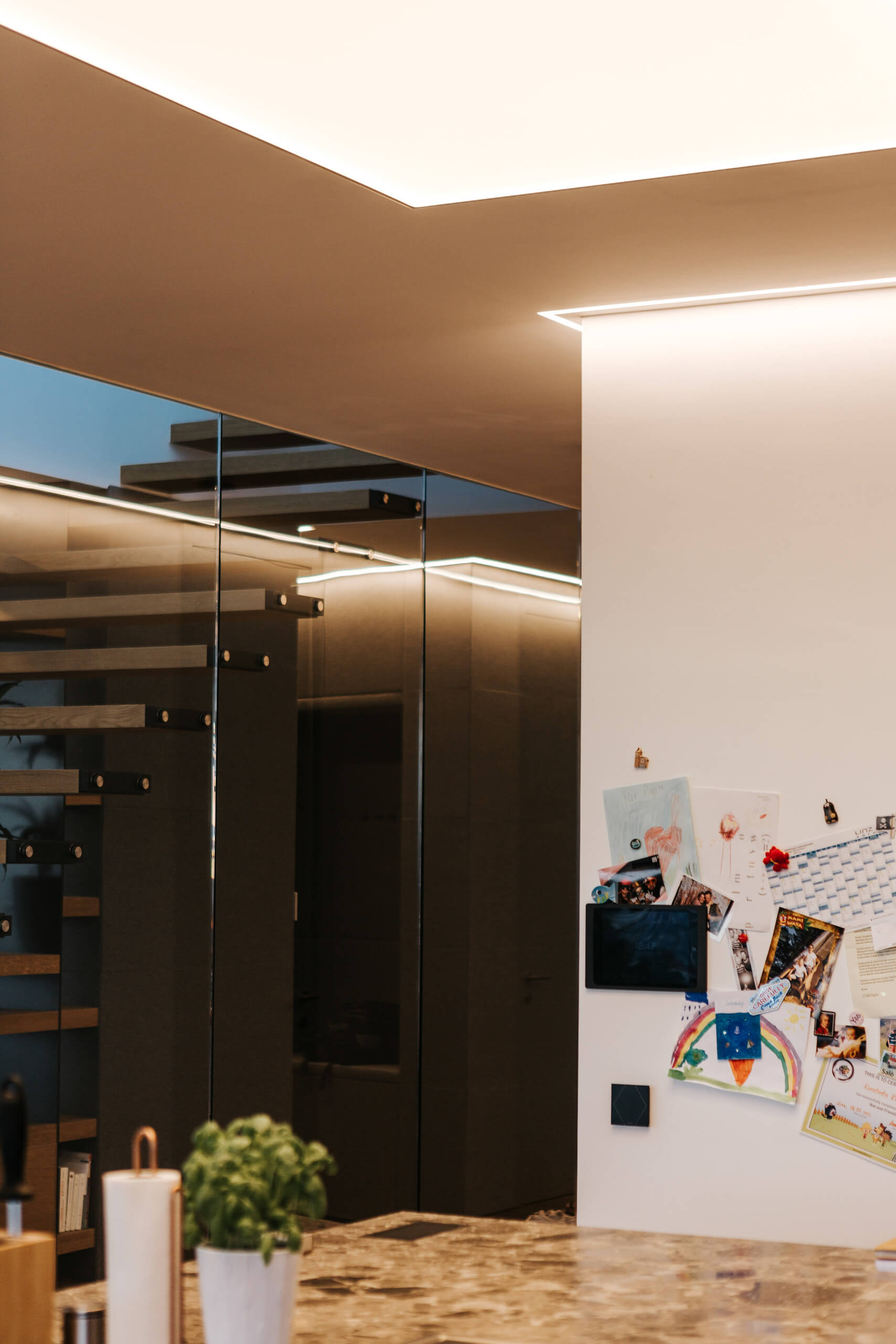 Moderne Küche mit beleuchteter Decke und Kühlschrank mit Notizen