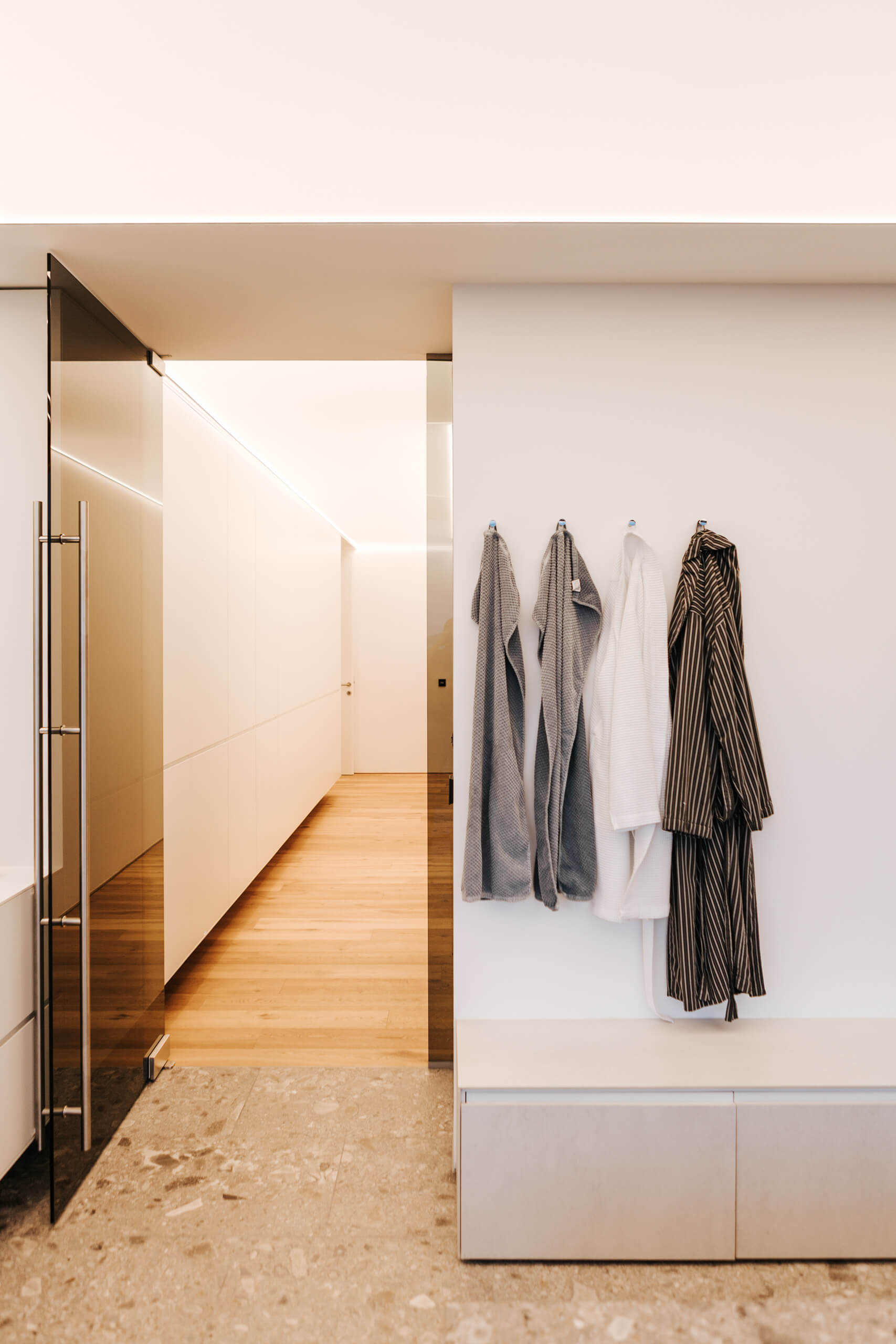 Eingangsbereich mit Garderobe und moderner Lichtgestaltung