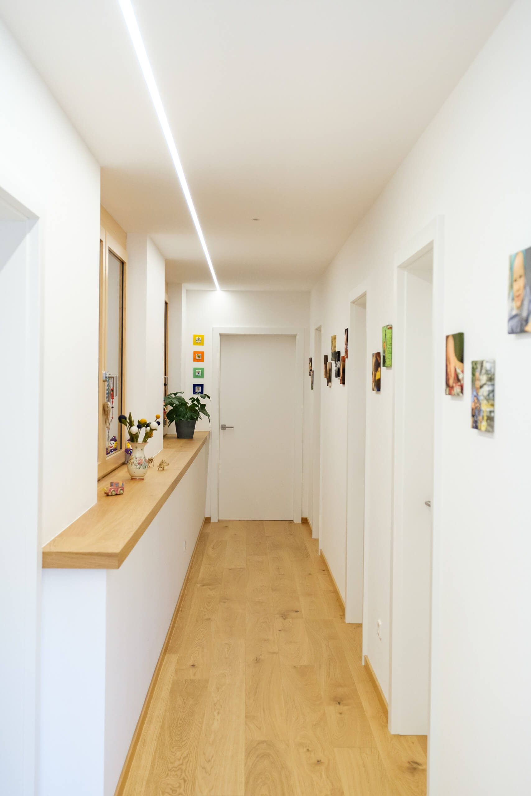 Flur mit Holzboden und Wandbeleuchtung