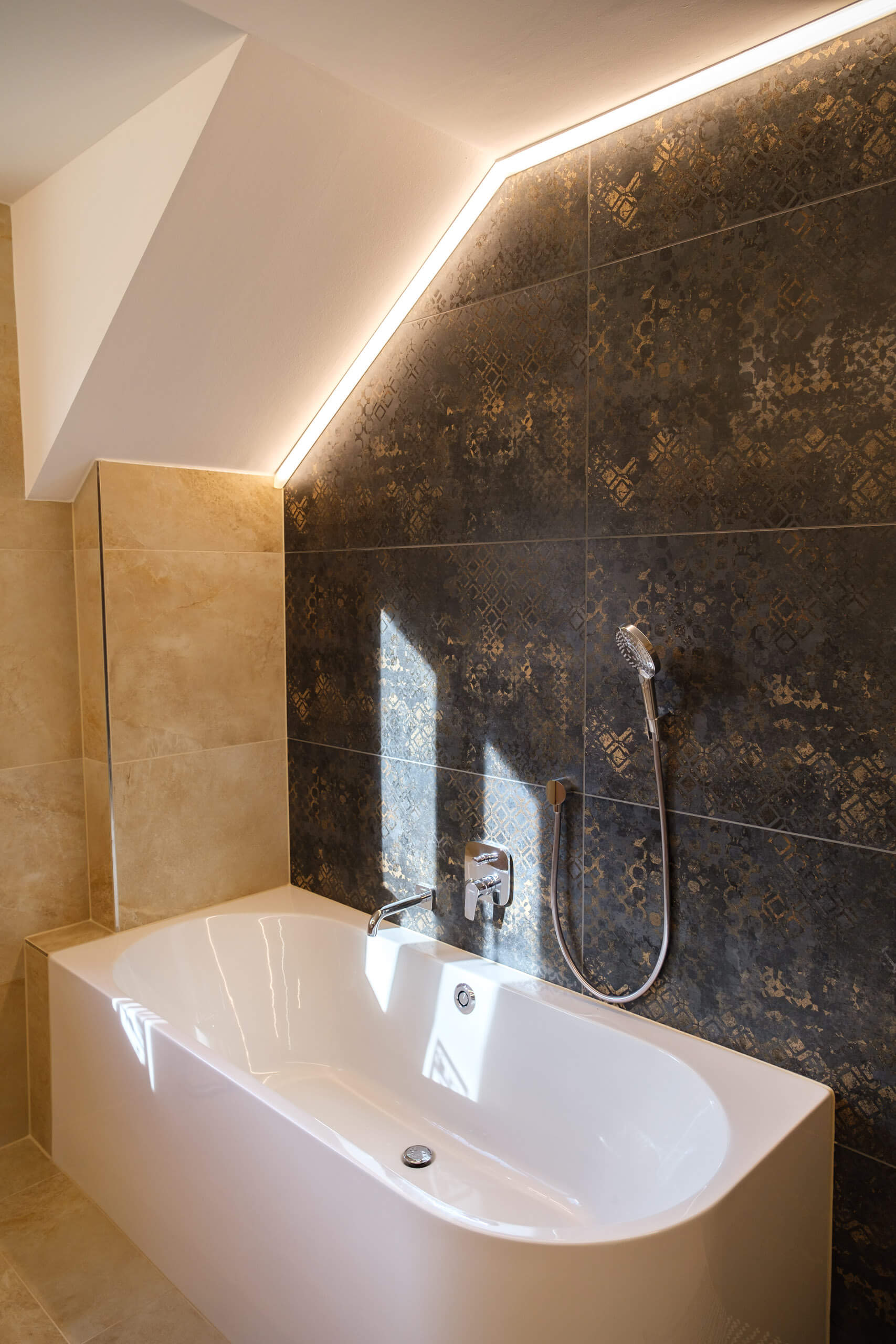 Modernes Badezimmer mit freistehender Badewanne und Akzentbeleuchtung