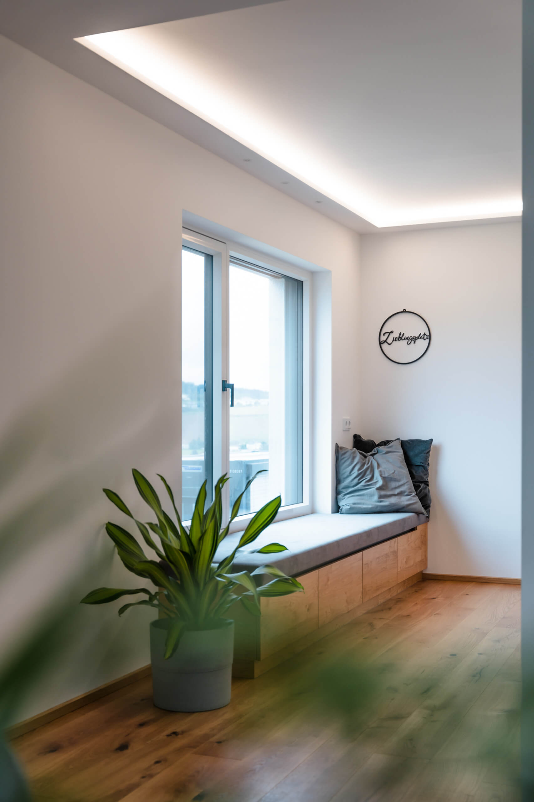 Gemütliche Nische mit Fensterbank und Pflanzen – Lichtplanung von Illumina.