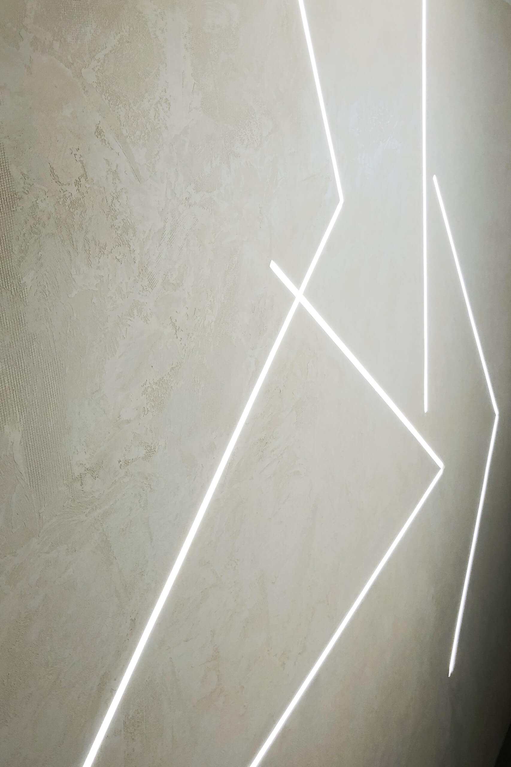 Moderne Wandgestaltung mit indirekter Beleuchtung und Textur