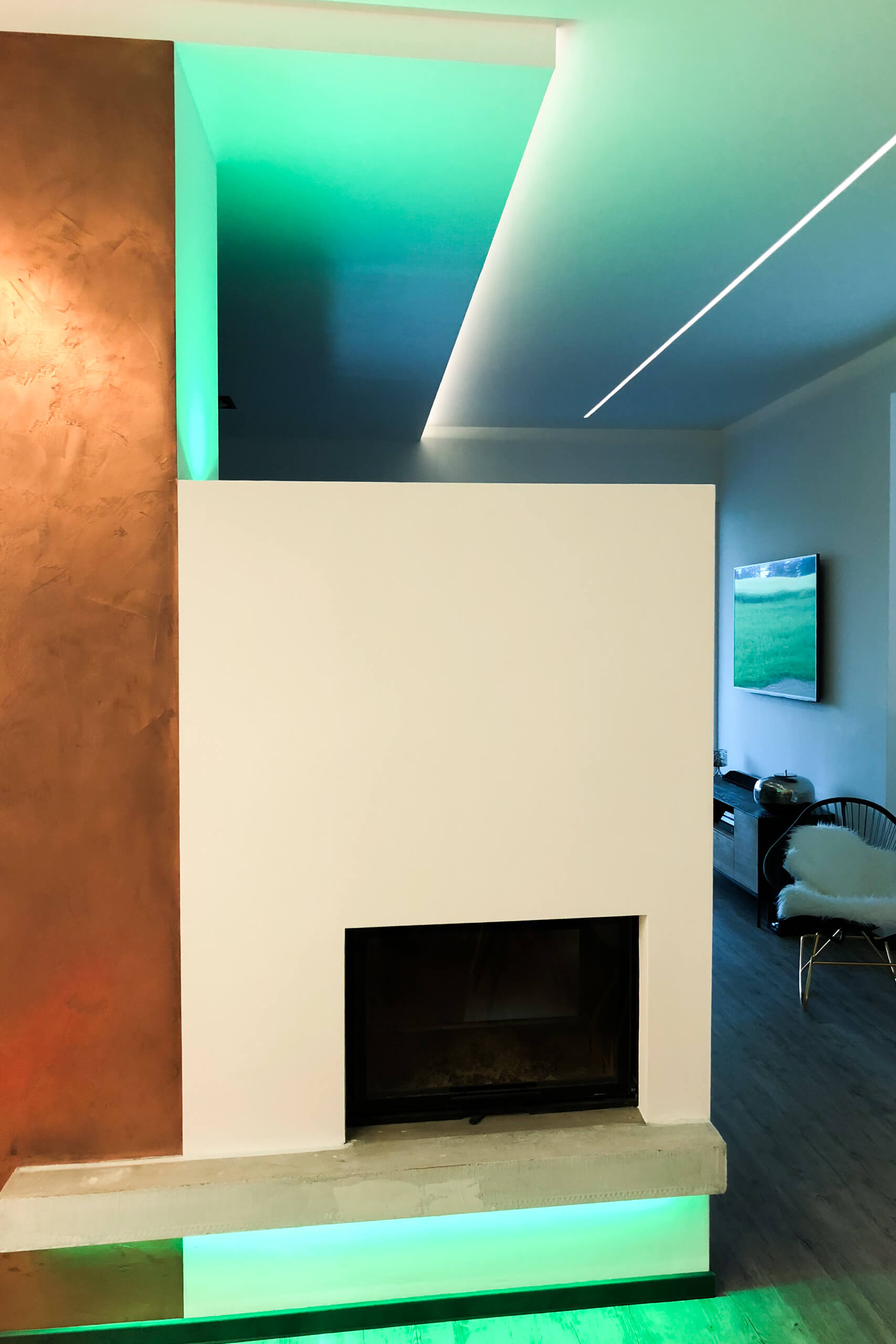 Modernes Wohnzimmer mit beleuchtetem Kamin und Akzentbeleuchtung