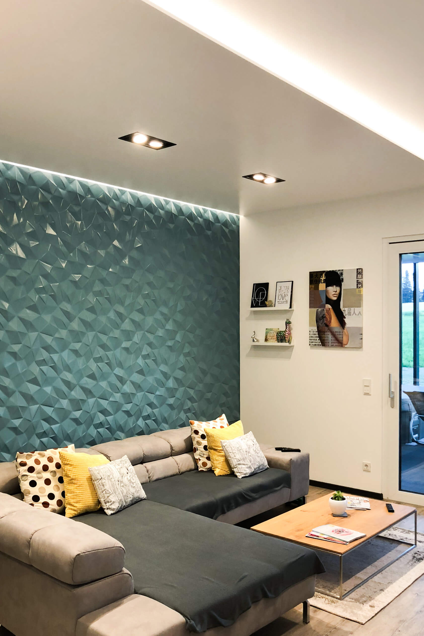 Modernes Wohnzimmer mit Akzentwand und indirekter Beleuchtung von Illumina.