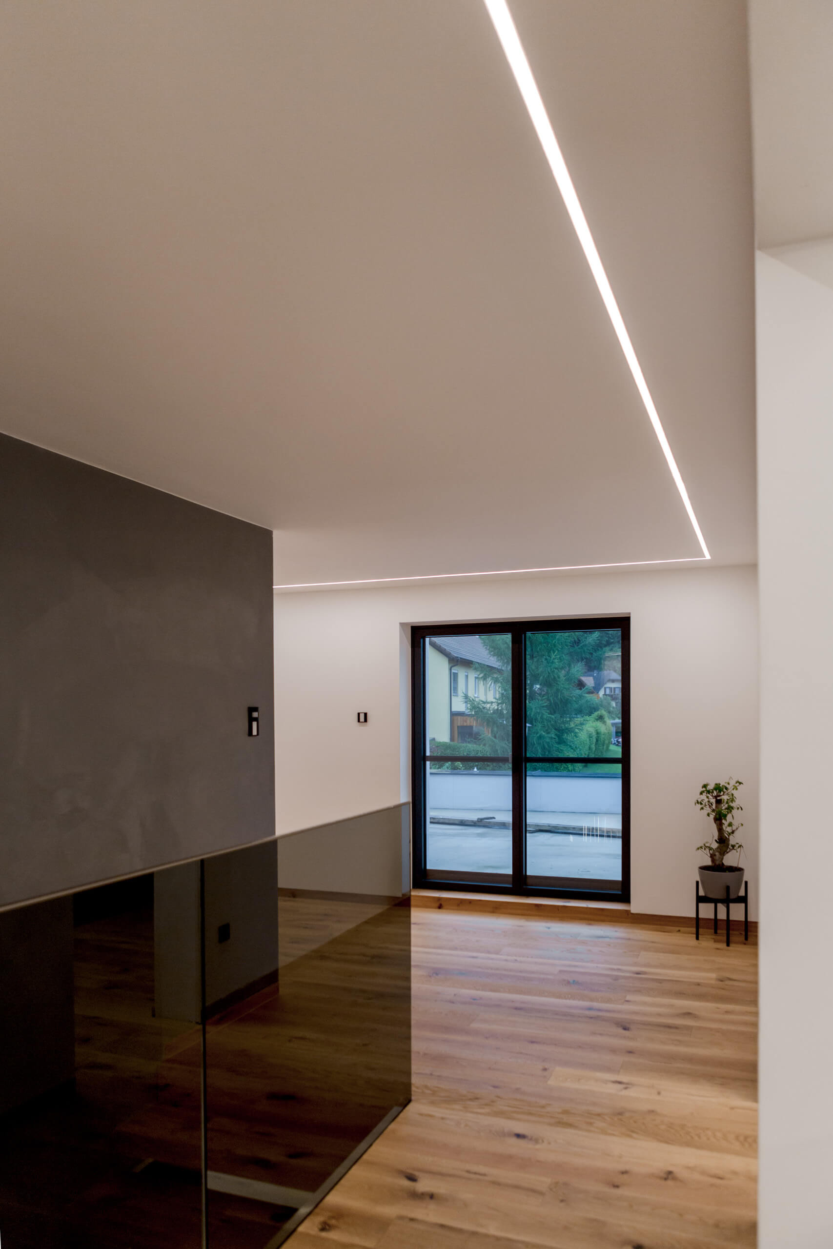 Moderne Innenarchitektur mit indirekter Beleuchtung und Holzboden