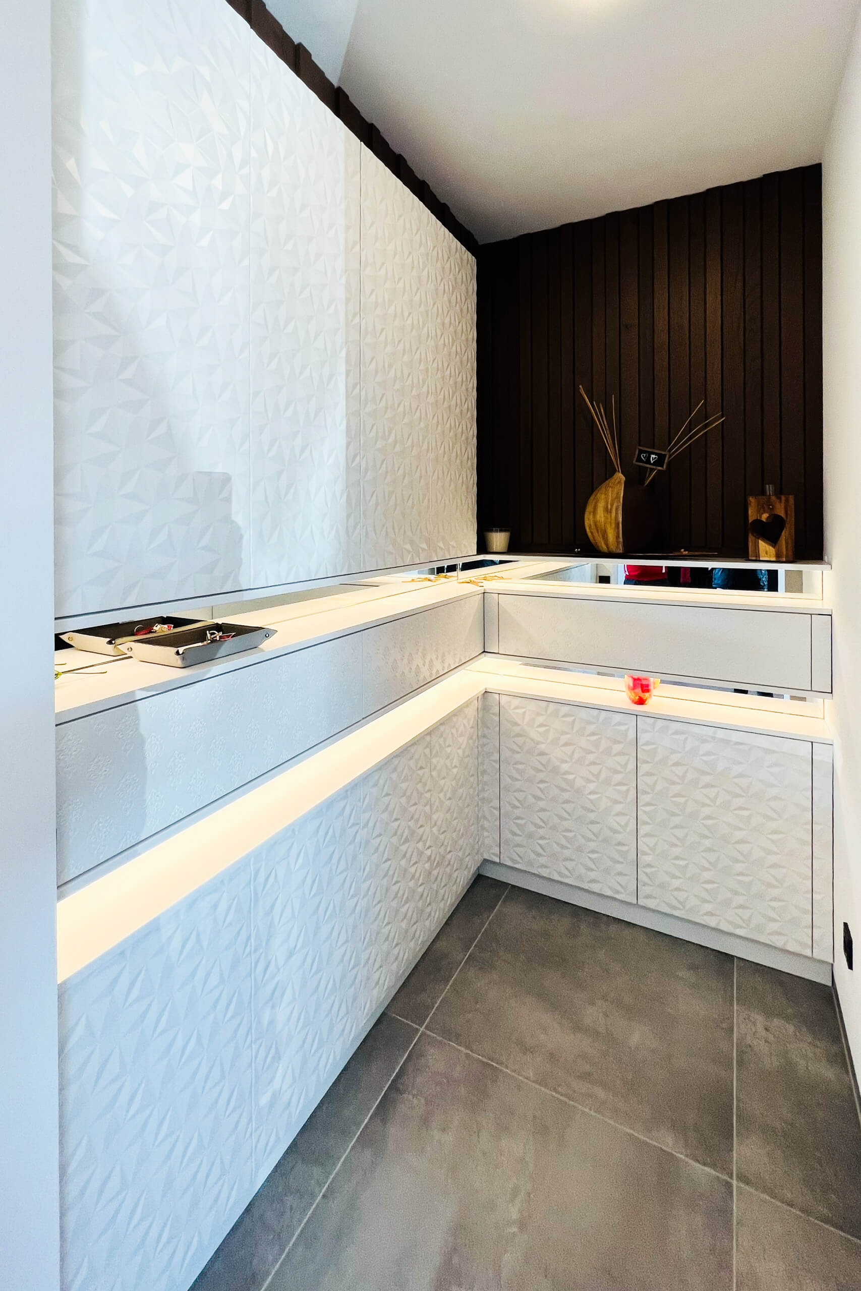 Moderne L-förmige Küchentheke mit 3D-Wandpaneelen und indirekter Beleuchtung