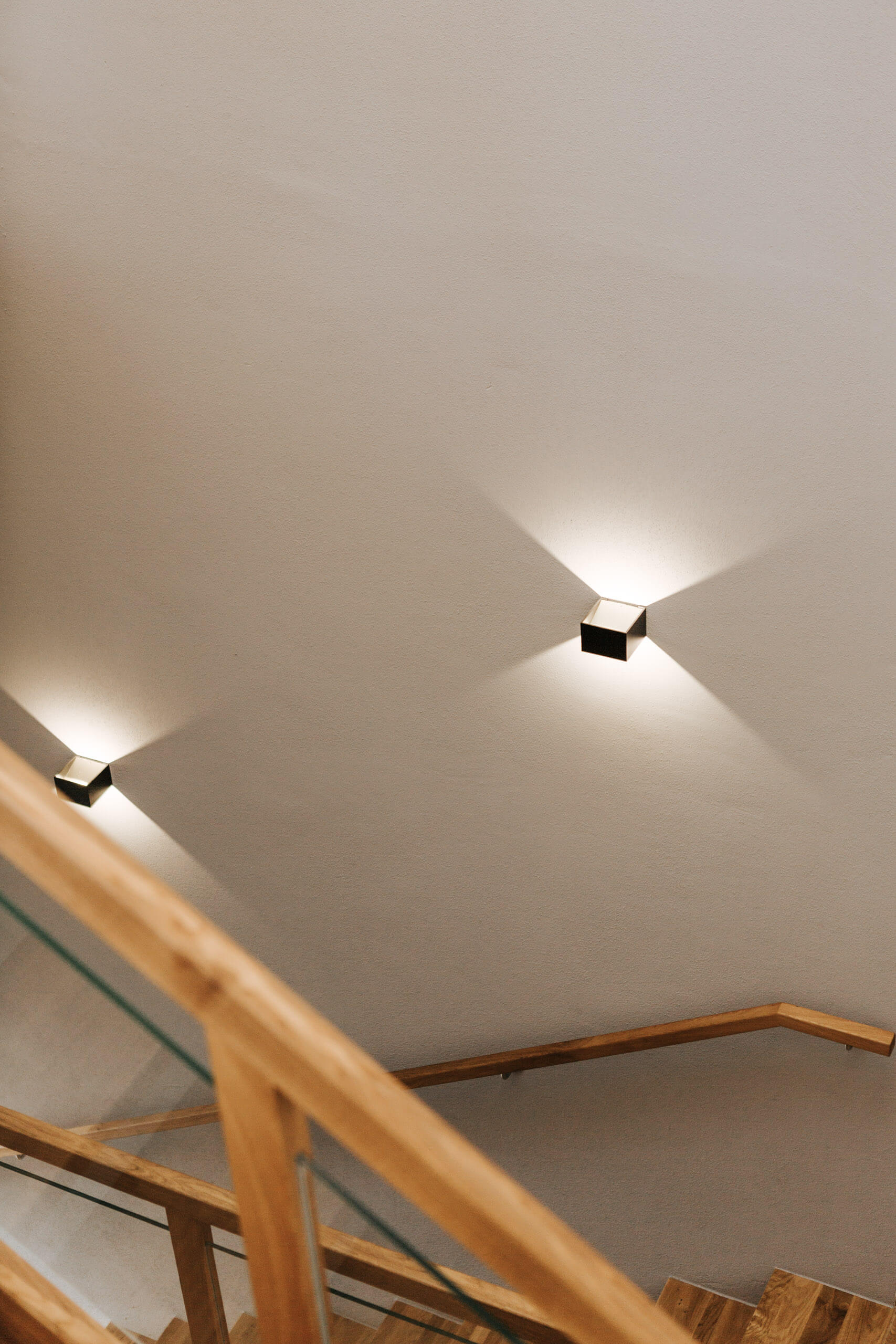 Moderne Treppe mit indirekter Beleuchtung durch Wandleuchten von Illumina