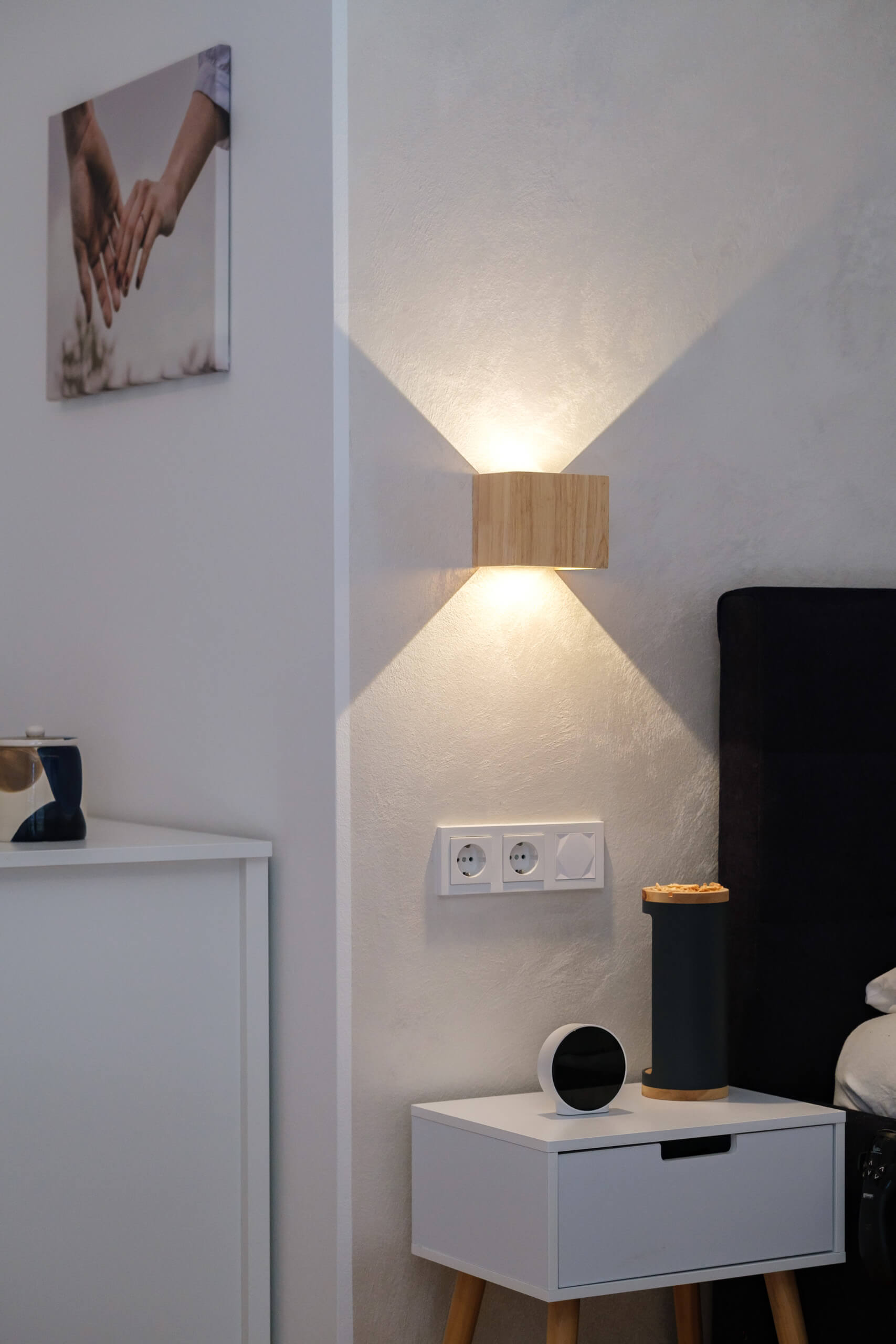 Modernes Schlafzimmer mit indirekter Wandbeleuchtung und Nachttischlampe