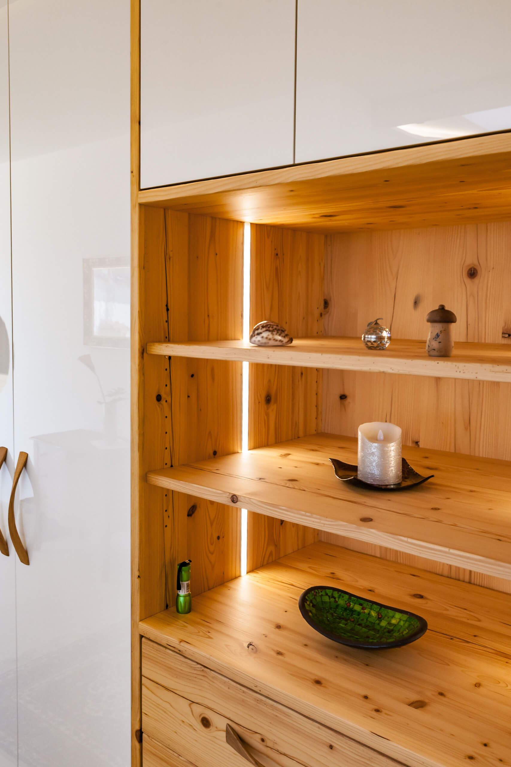 Holzregal mit Deko-Objekten und indirekter Beleuchtung – Lichtplanung von Illumina.