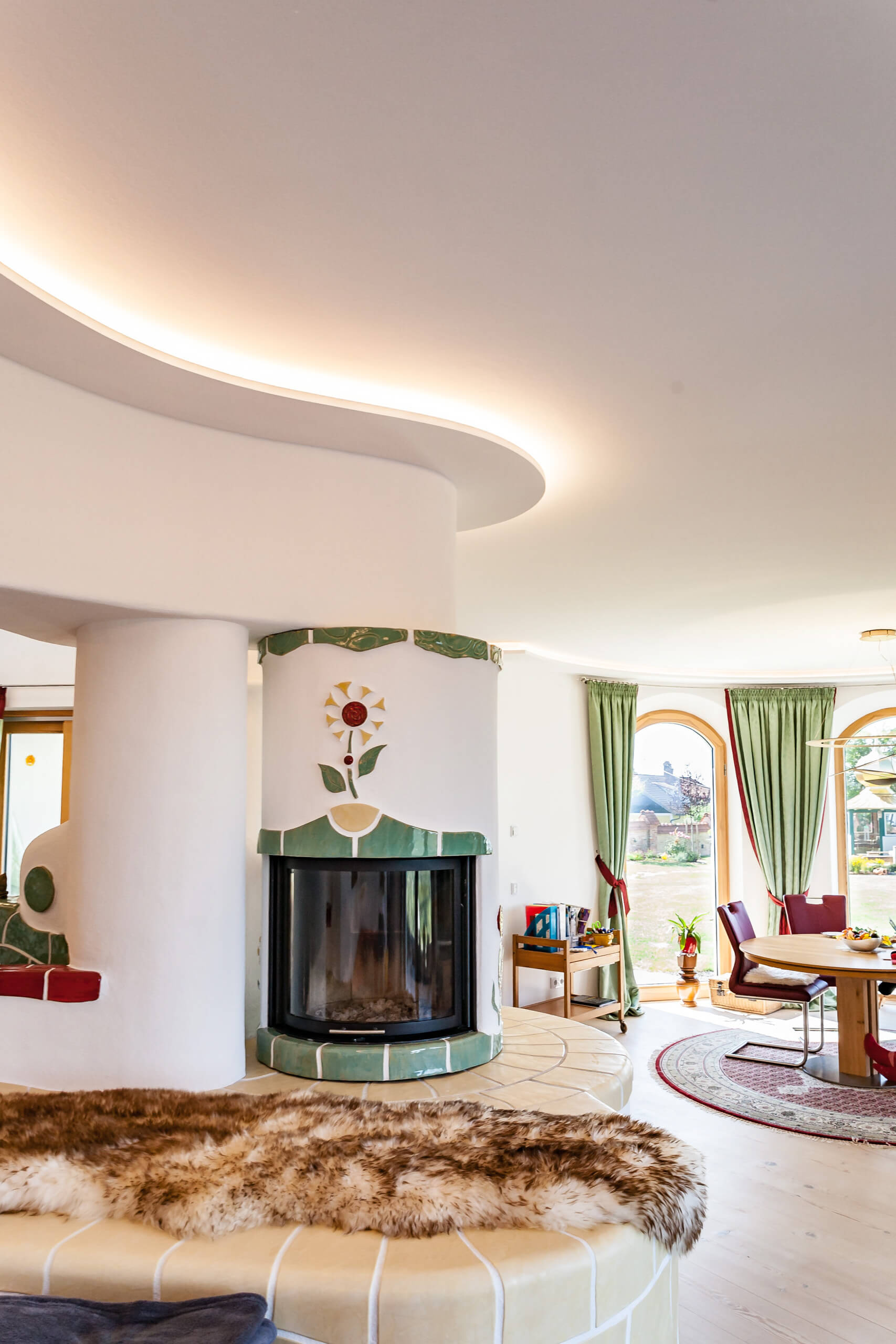 Modernes Wohnzimmer mit Kamin und Essbereich – Lichtplanung von Illumina.