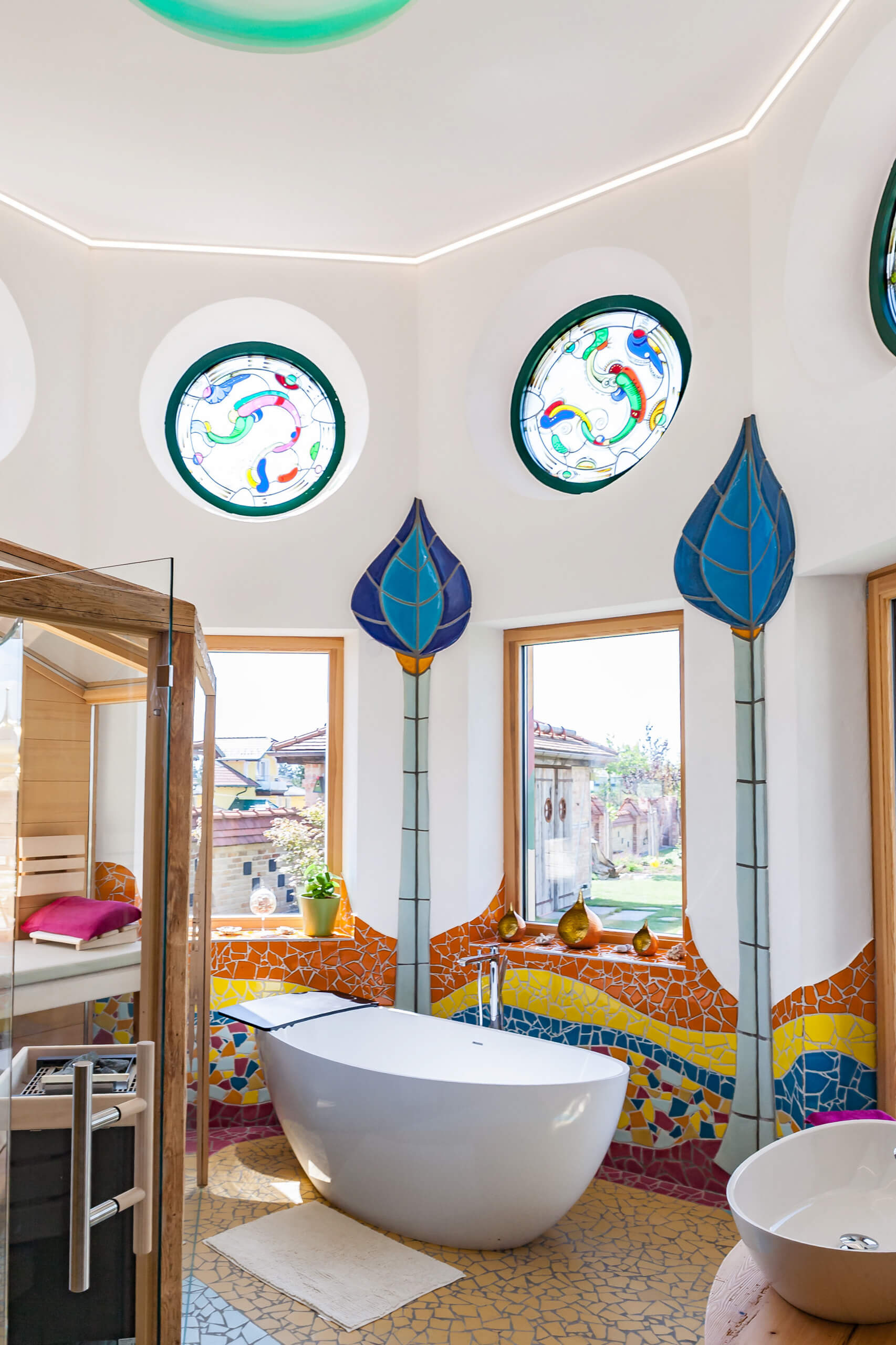 Badezimmer mit freistehender Badewanne, Buntglasfenstern und Sauna – Lichtplanung von Illumina.