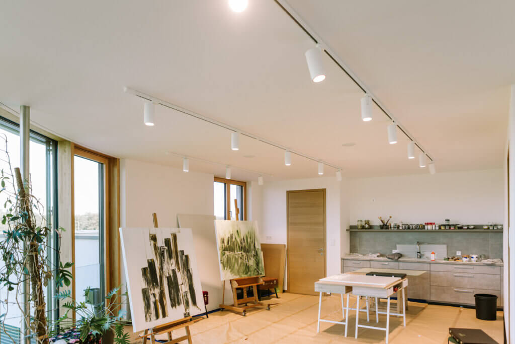 Helle, moderne Künstlerwerkstatt mit natürlichem Licht und professioneller Beleuchtung.