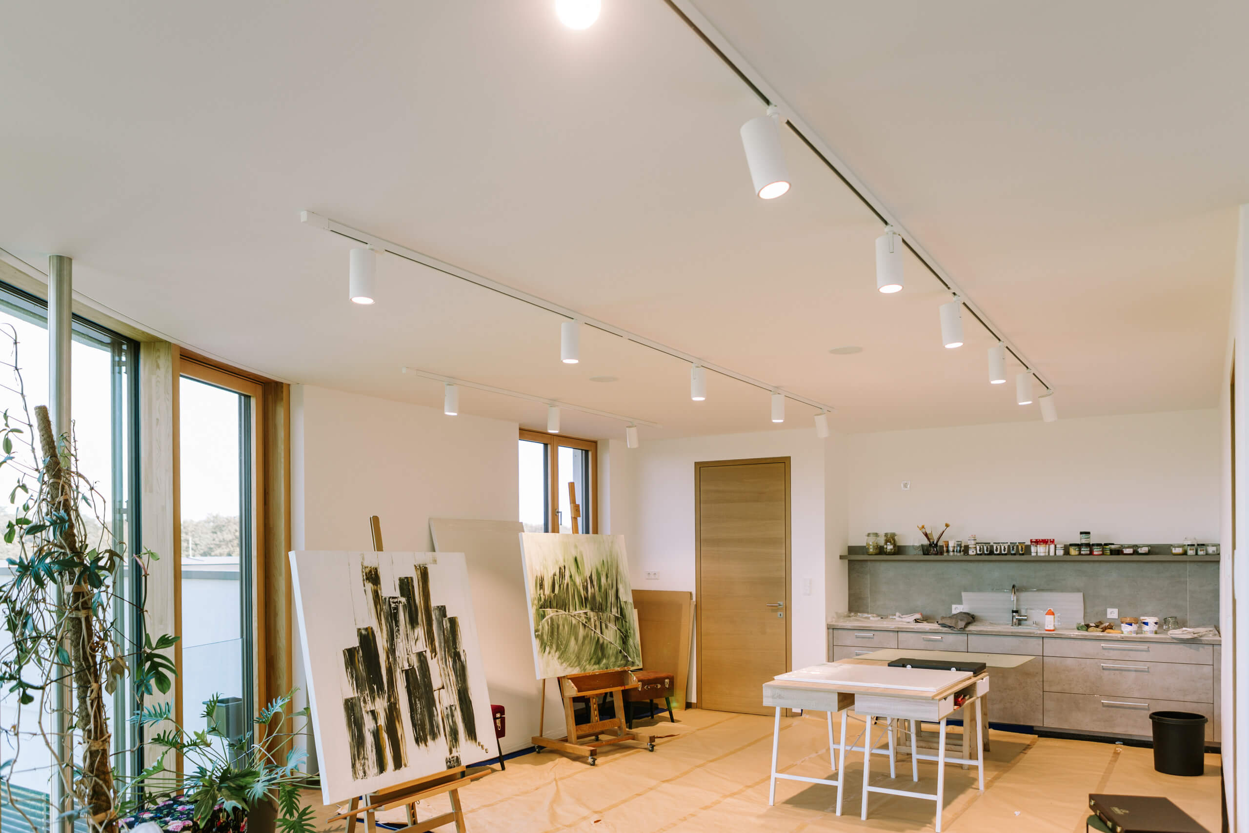 Helle, moderne Künstlerwerkstatt mit natürlichem Licht und professioneller Beleuchtung.