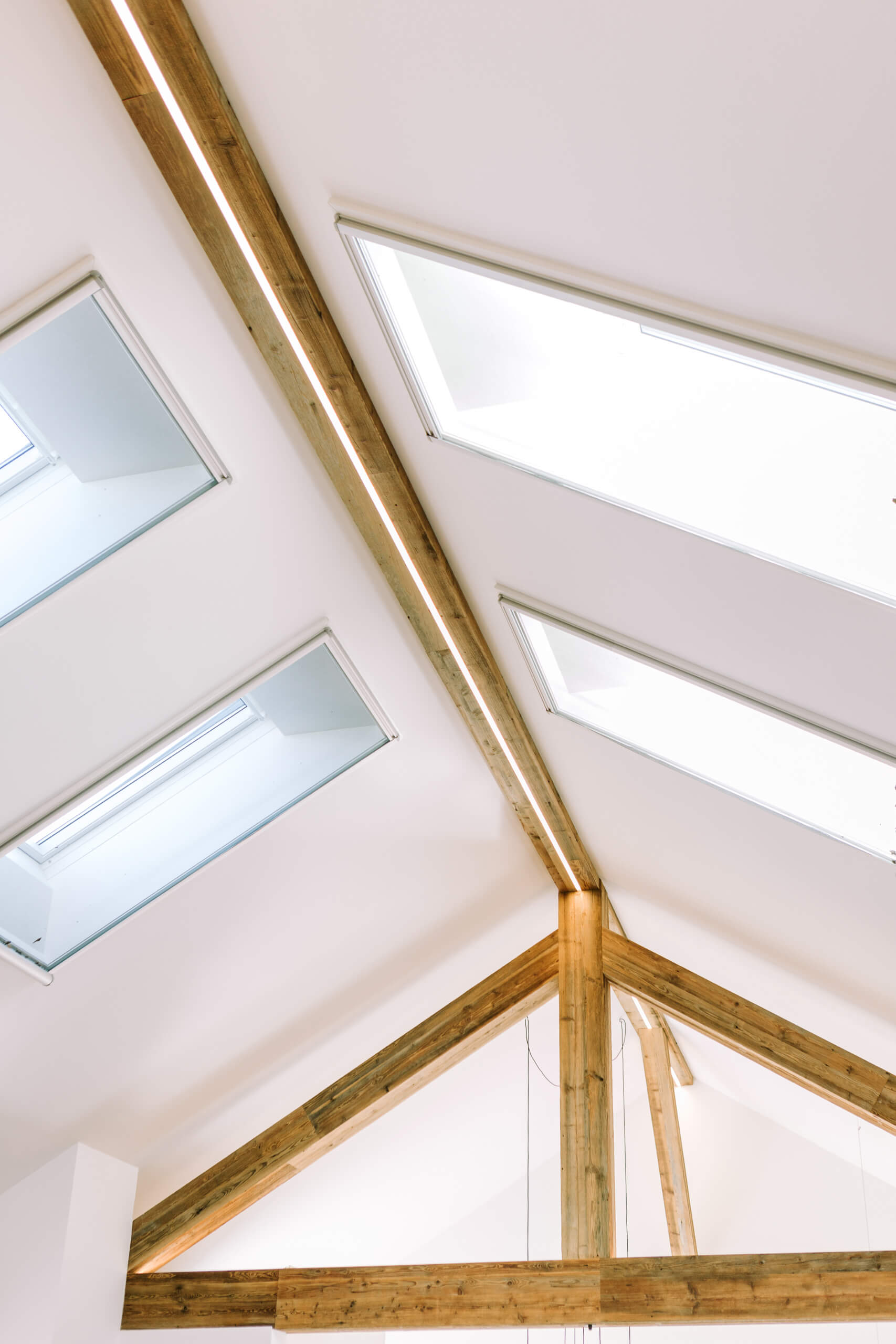 Moderne Dachkonstruktion mit integrierter LED-Beleuchtung und Dachfenstern