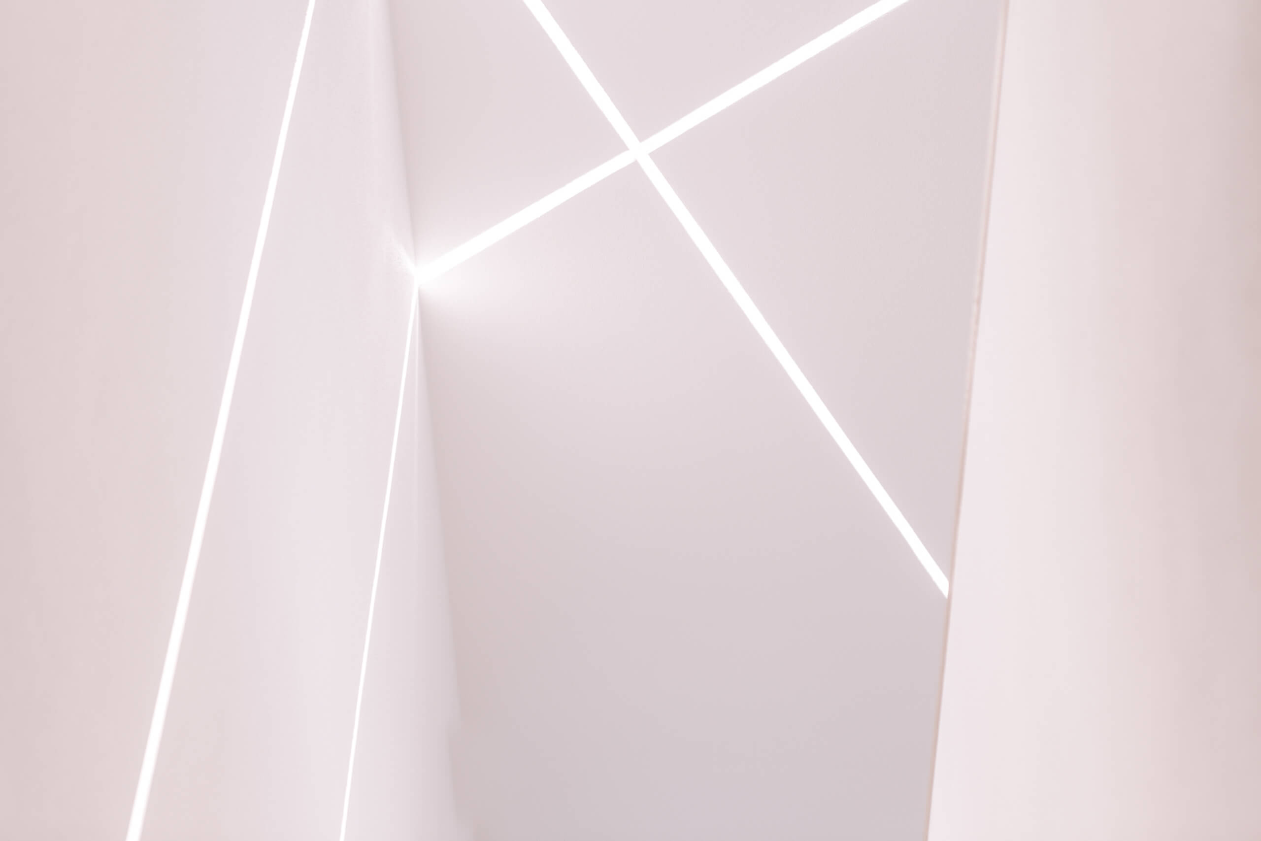 Moderne Architekturbeleuchtung mit geometrischen Lichtlinien auf weißem Hintergrund.
