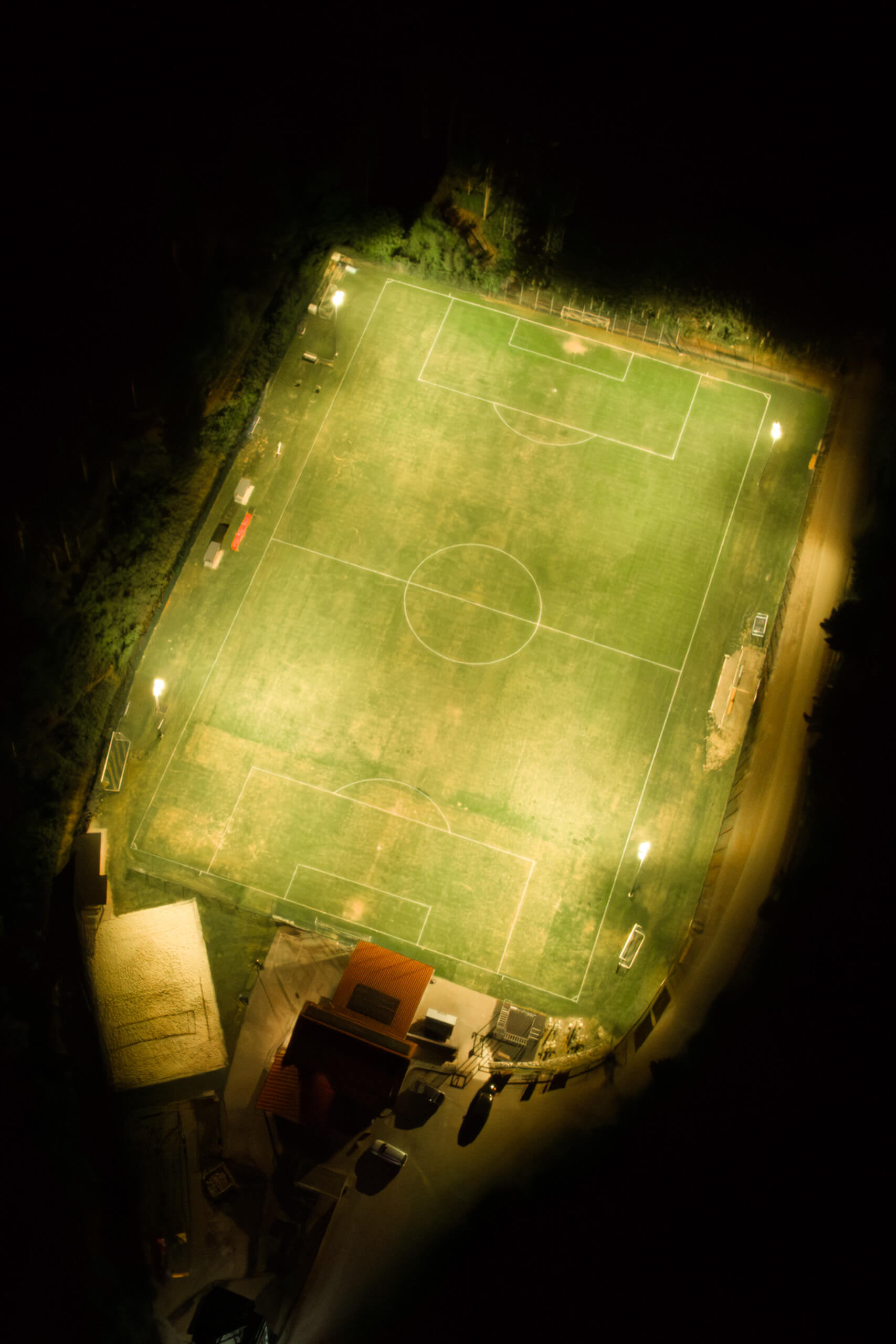 Beleuchteter Fußballplatz bei Nacht mit Illuminas Lichtplanung
