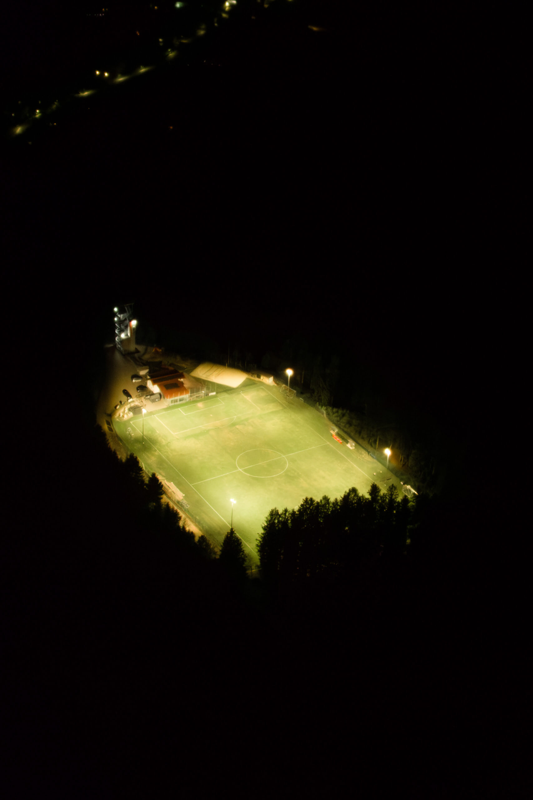 Beleuchtetes Fußballfeld bei Nacht, Sportplatzbeleuchtung von Illumina