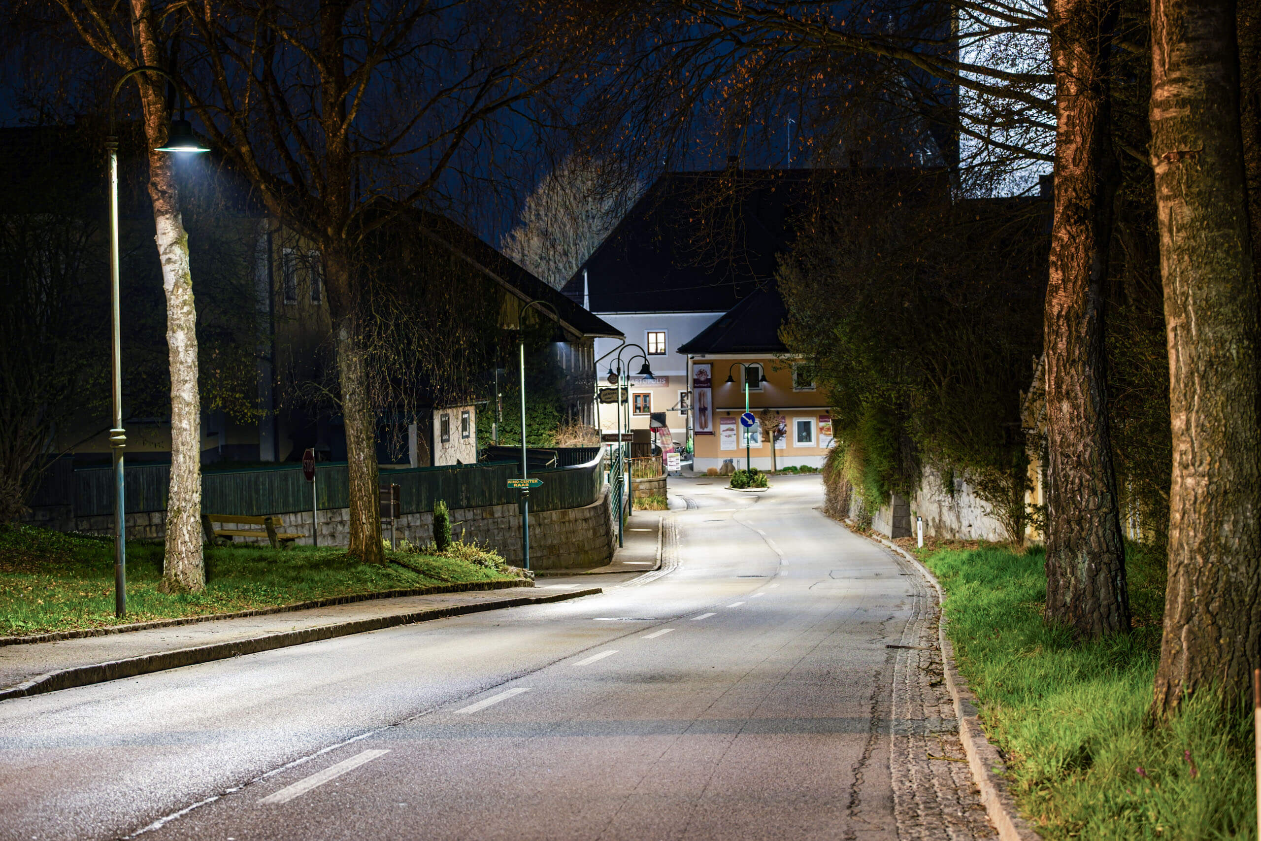 Straßenbeleuchtung in einem Dorf bei Nacht, beleuchtet von Illumina.