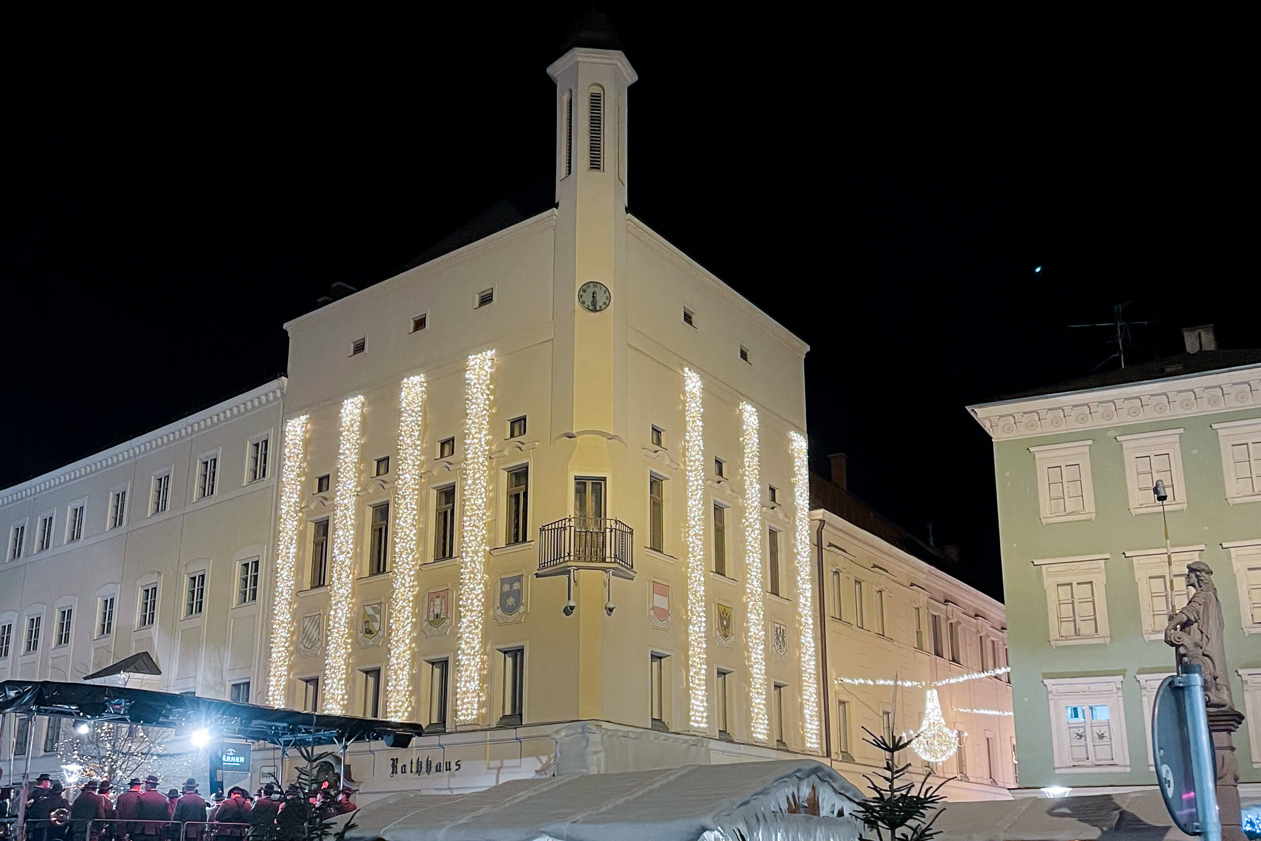 Beleuchtetes Rathaus mit Weihnachtsbeleuchtung in Ried im Innkreis