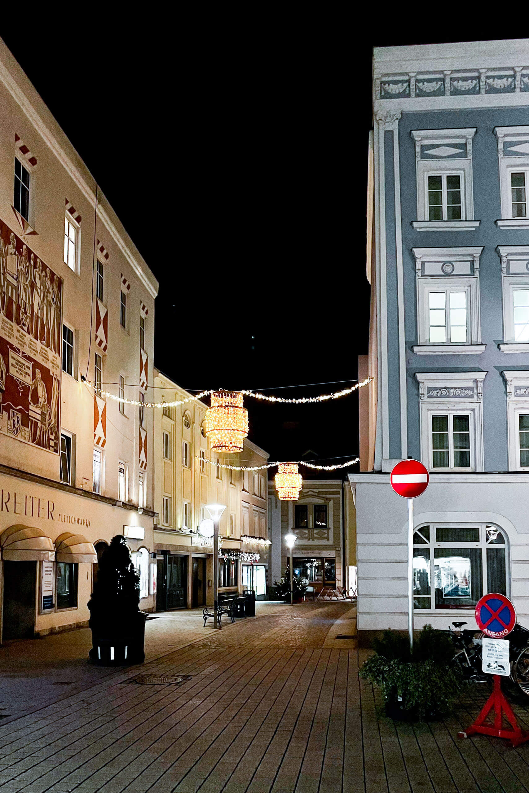 Illuminas Lichtplanung: nächtliche Gasse mit Weihnachtsbeleuchtung und Architekturbeleuchtung