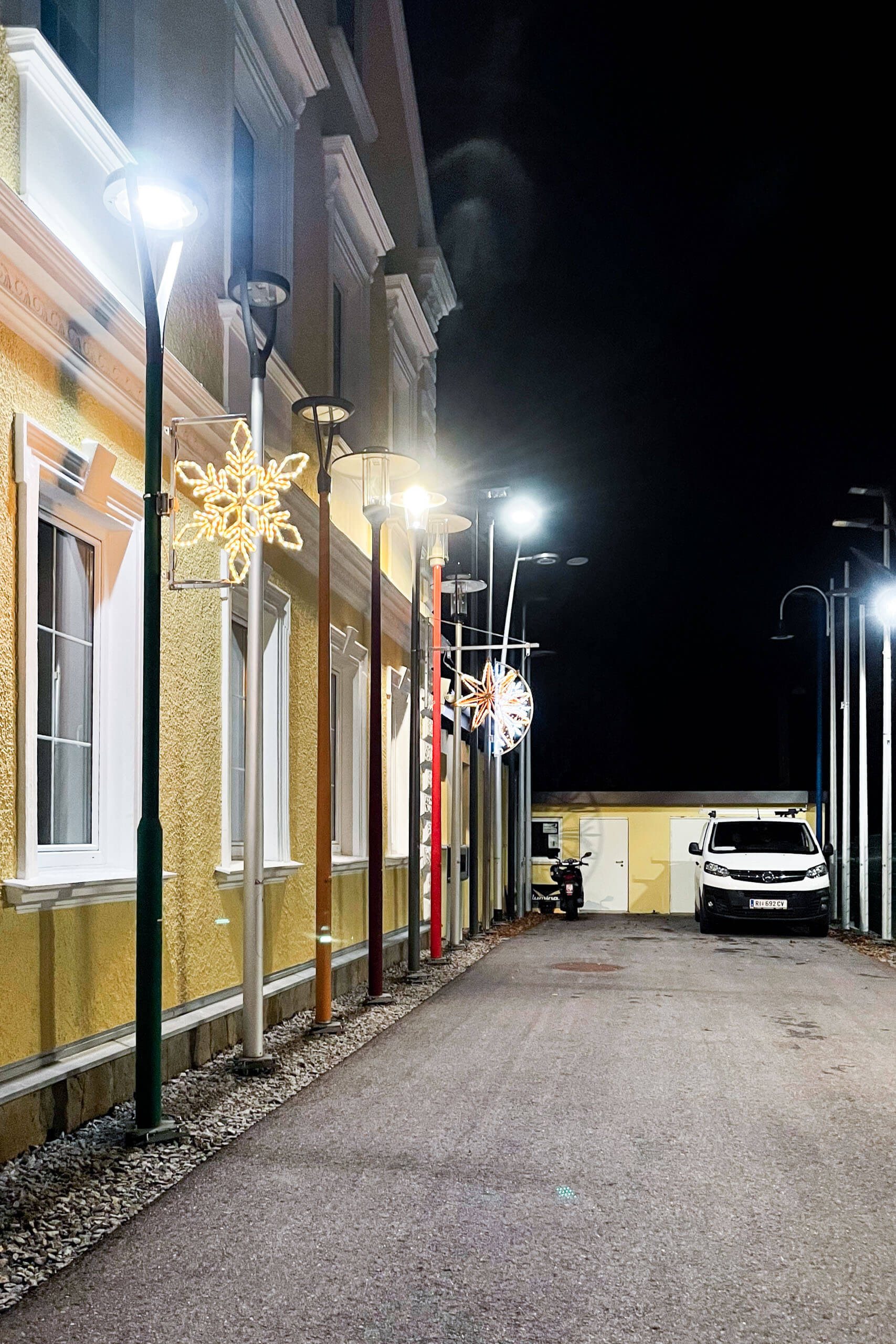 Beleuchtete Straße mit Weihnachtsdekoration und Illumina-Leuchten