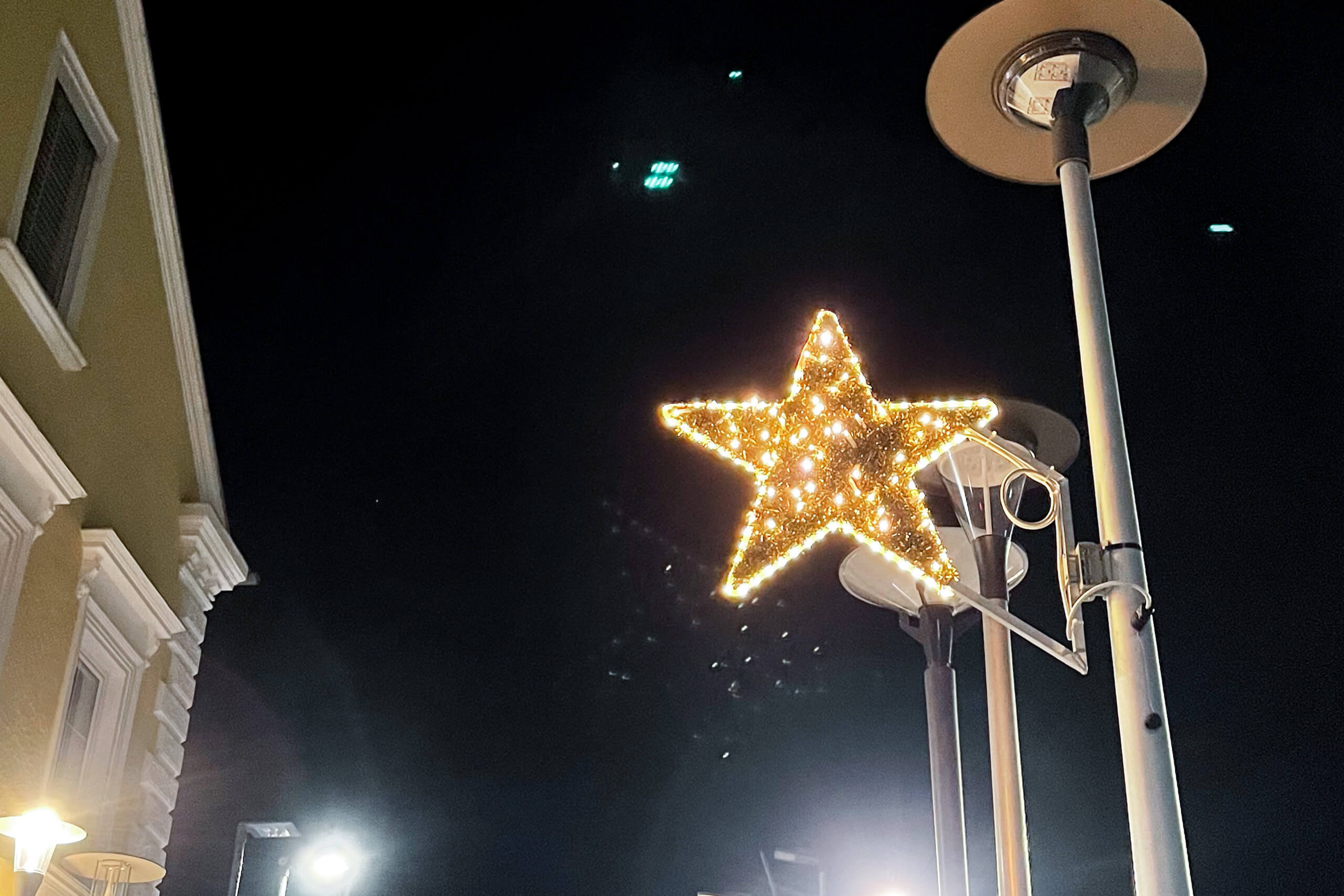 Leuchtender Stern als Weihnachtsdekoration an einem Laternenpfahl